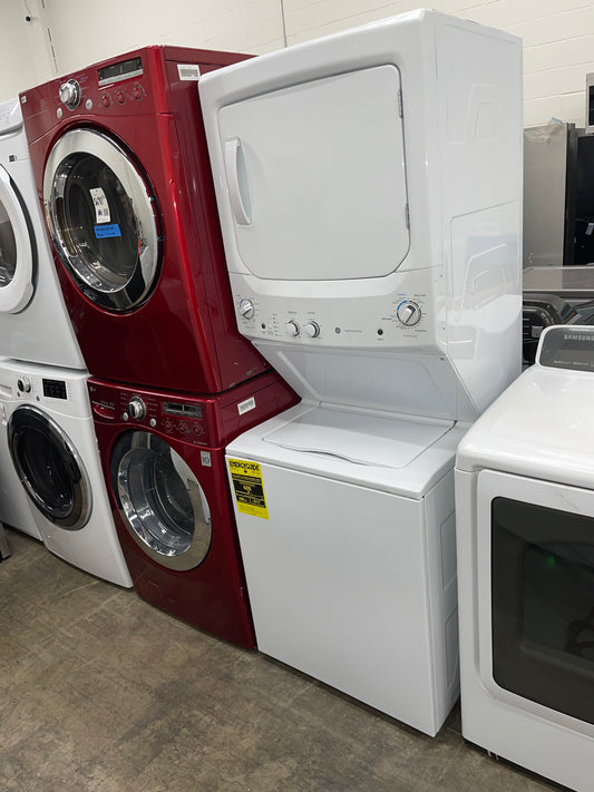 GE Unitized Spacemaker® ENERGY STAR 3.9 cu. ft. Capacity Washer with Stainless Steel Basket and 5.9 cu. ft. Capacity Electric Dryer
Model #:GUD27EESNWW