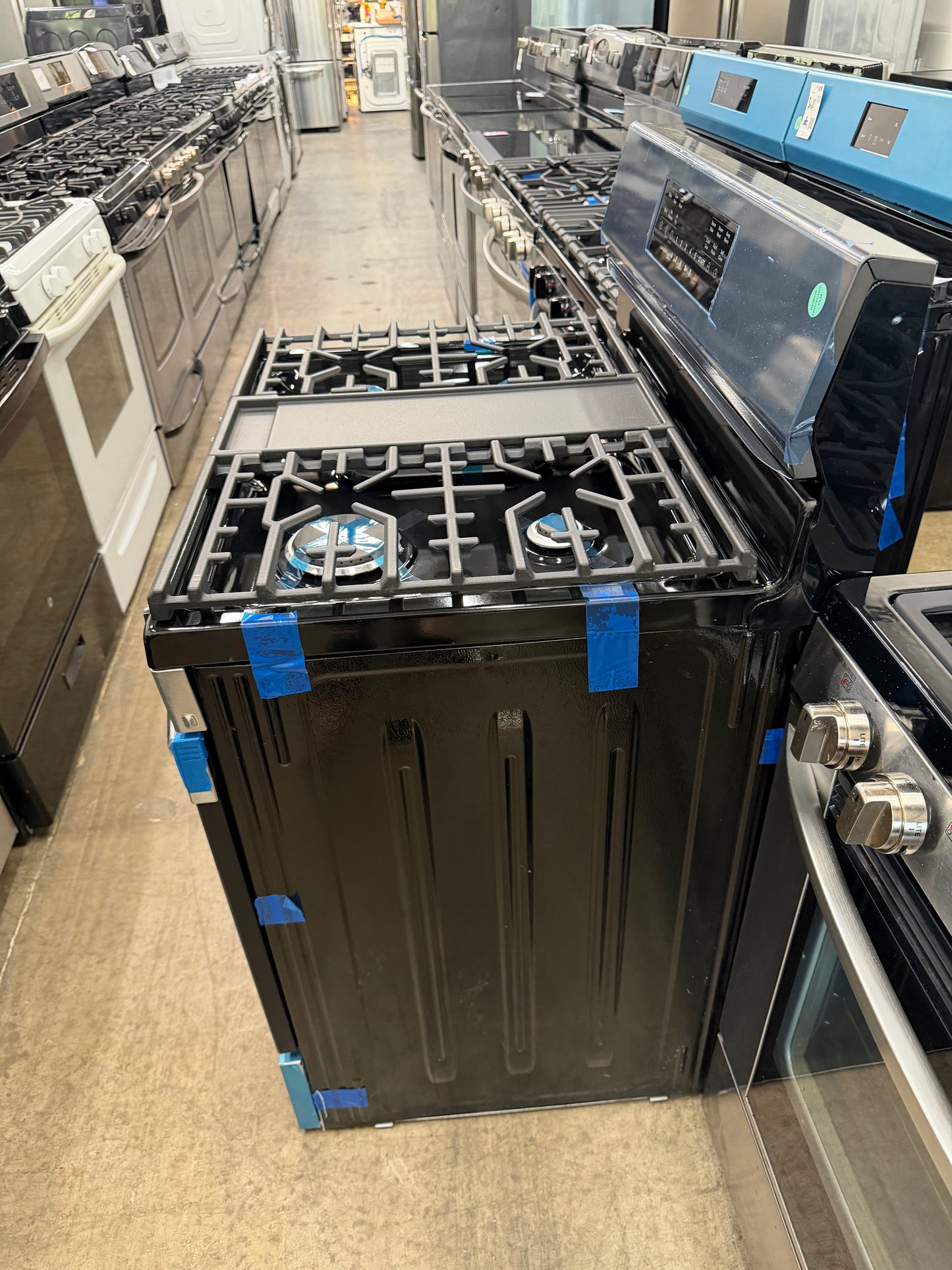 Frigidaire Gallery 30 in 5.1 cu-ft Gas Range with No Preheat + Air Fry in Smudge Proof Black Stainless Steel-Model #GCRG3060BDA