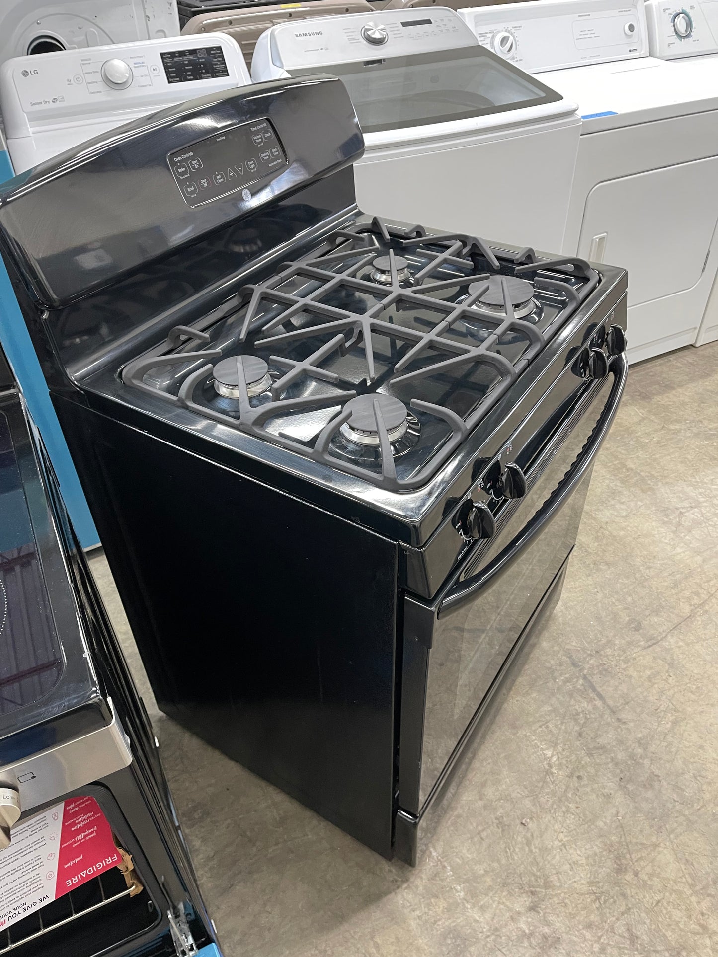 GE 30" Free-Standing Gas Range
Model #:JGB281DERBB