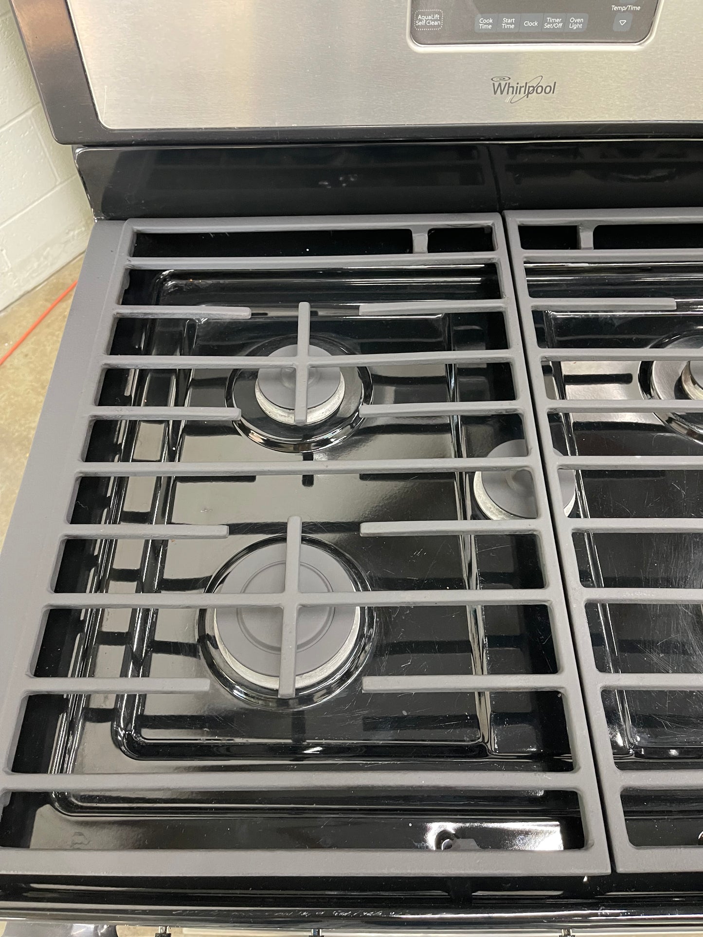 Whirlpool WFG540H0AS
30 Inch Freestanding Gas Range with 4 Sealed Burners, 5.8 cu. ft. AquaLift Self-Cleaning Oven, Power Burner, TimeSavor Convection Cooking System and Lower Storage Drawer: Stainless Steel