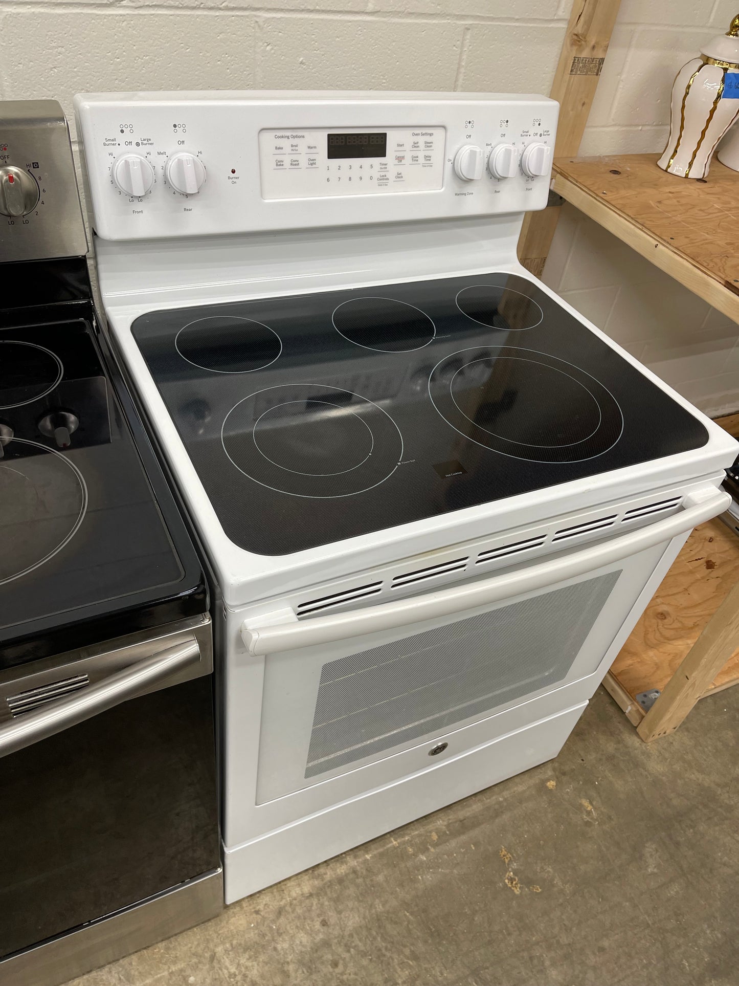 GE JB750DJWW
30 Inch Freestanding Electric Range with True Convection, Fast Preheat, Power Boil, Warming Zone, Steam Self-Clean and 5 Smoothtop Elements 5.3 cu. ft. Oven: White