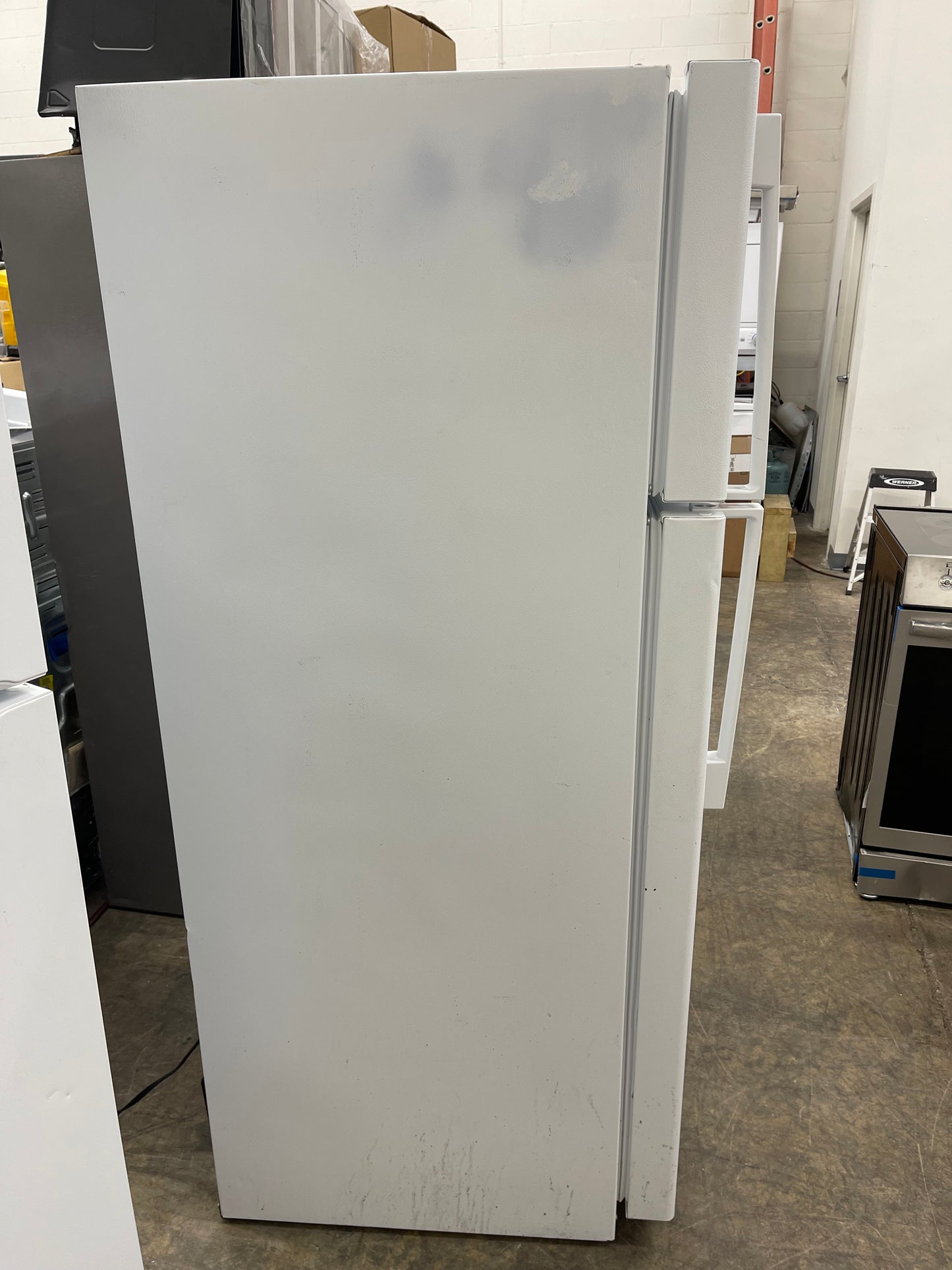 GE GTS18GTNRWW
28 Inch Top Freezer Refrigerator with 17.5 Cu. Ft. Total Capacity, Adjustable Edge to Edge Glass Shelves, Sliding Deli Drawer, LED Lighting, Spillproof Freezer Floor, Gallon Door Storage, and Sabbath Mode: White