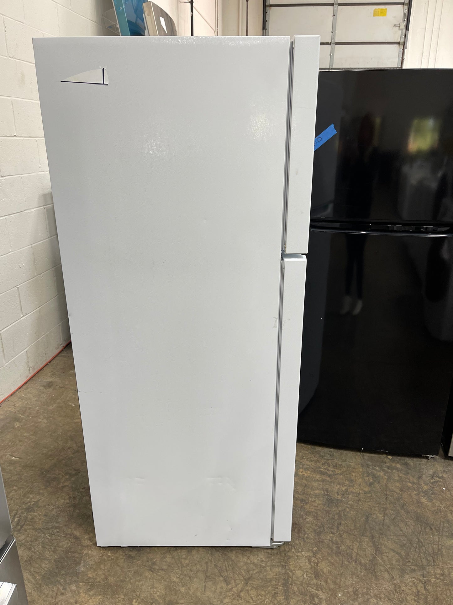Frigidaire FFTR1814WW
30 Inch Top Freezer Refrigerator with 18.3 Cu. Ft. Total Capacity