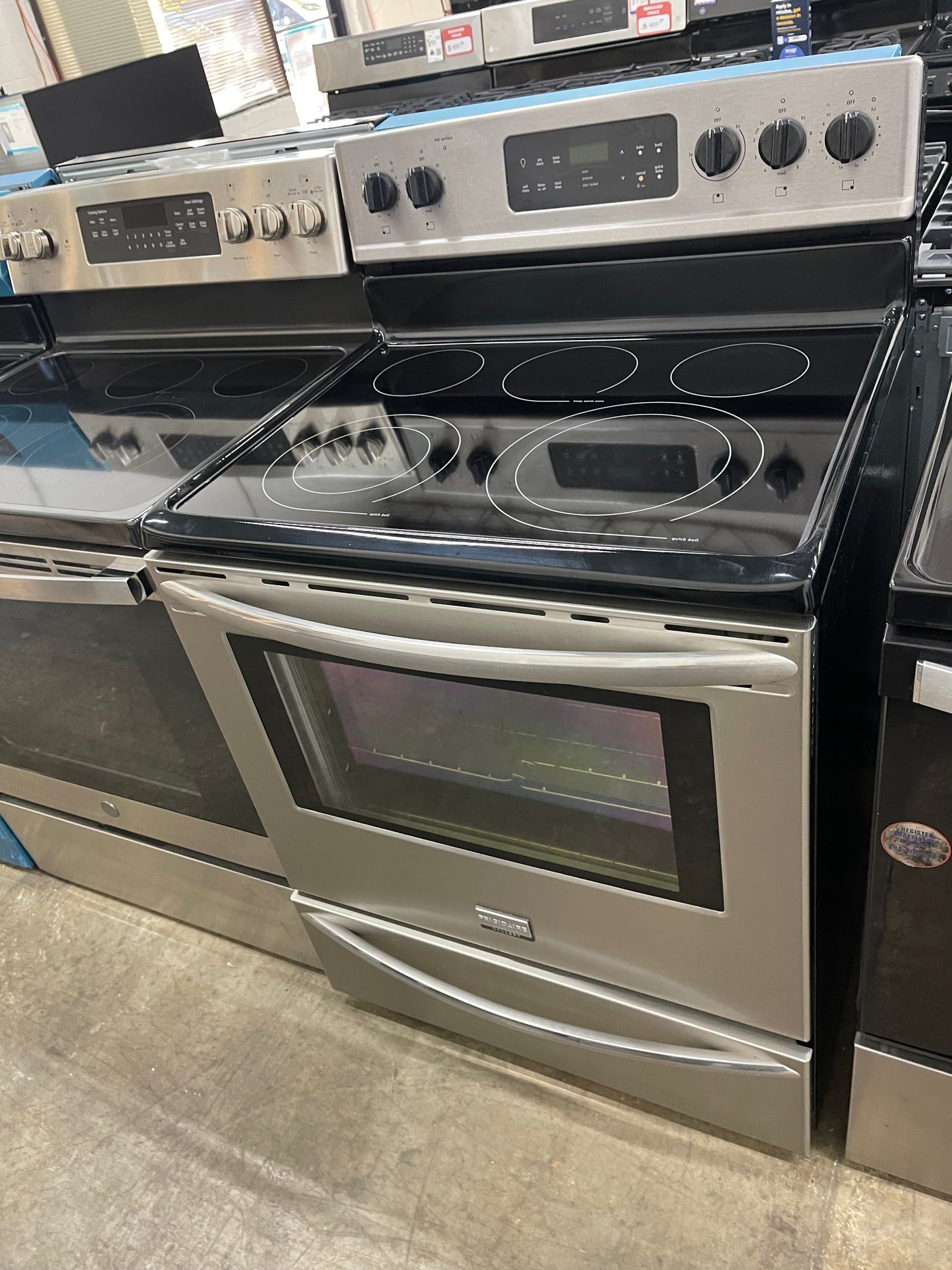 Frigidaire LGEF3043KF Gallery 30-in Glass Top 5 Elements 5.8-cu ft Self-Cleaning Freestanding Electric Range (Smudge-proof Stainless Steel)