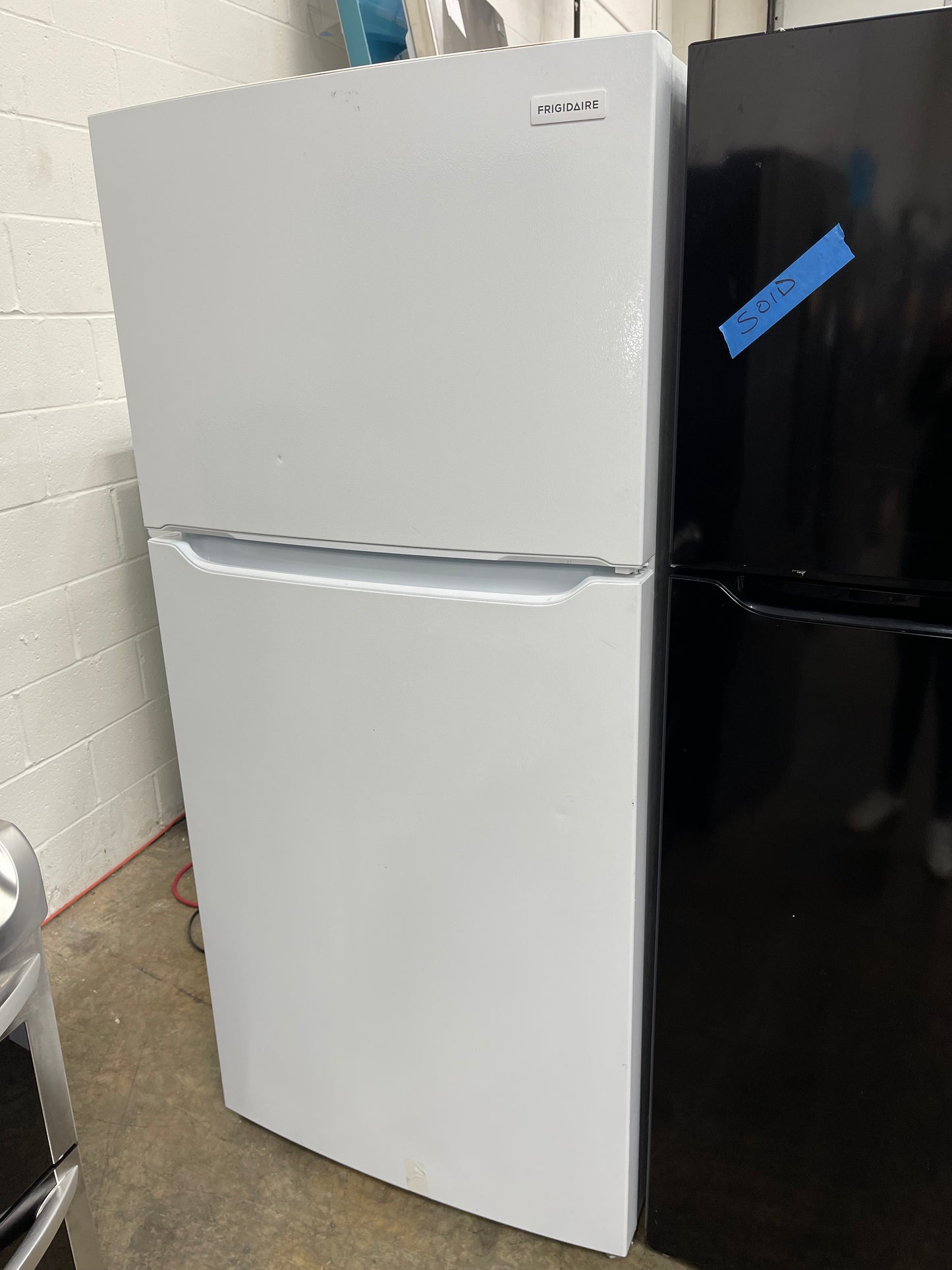 Frigidaire FFTR1814WW
30 Inch Top Freezer Refrigerator with 18.3 Cu. Ft. Total Capacity