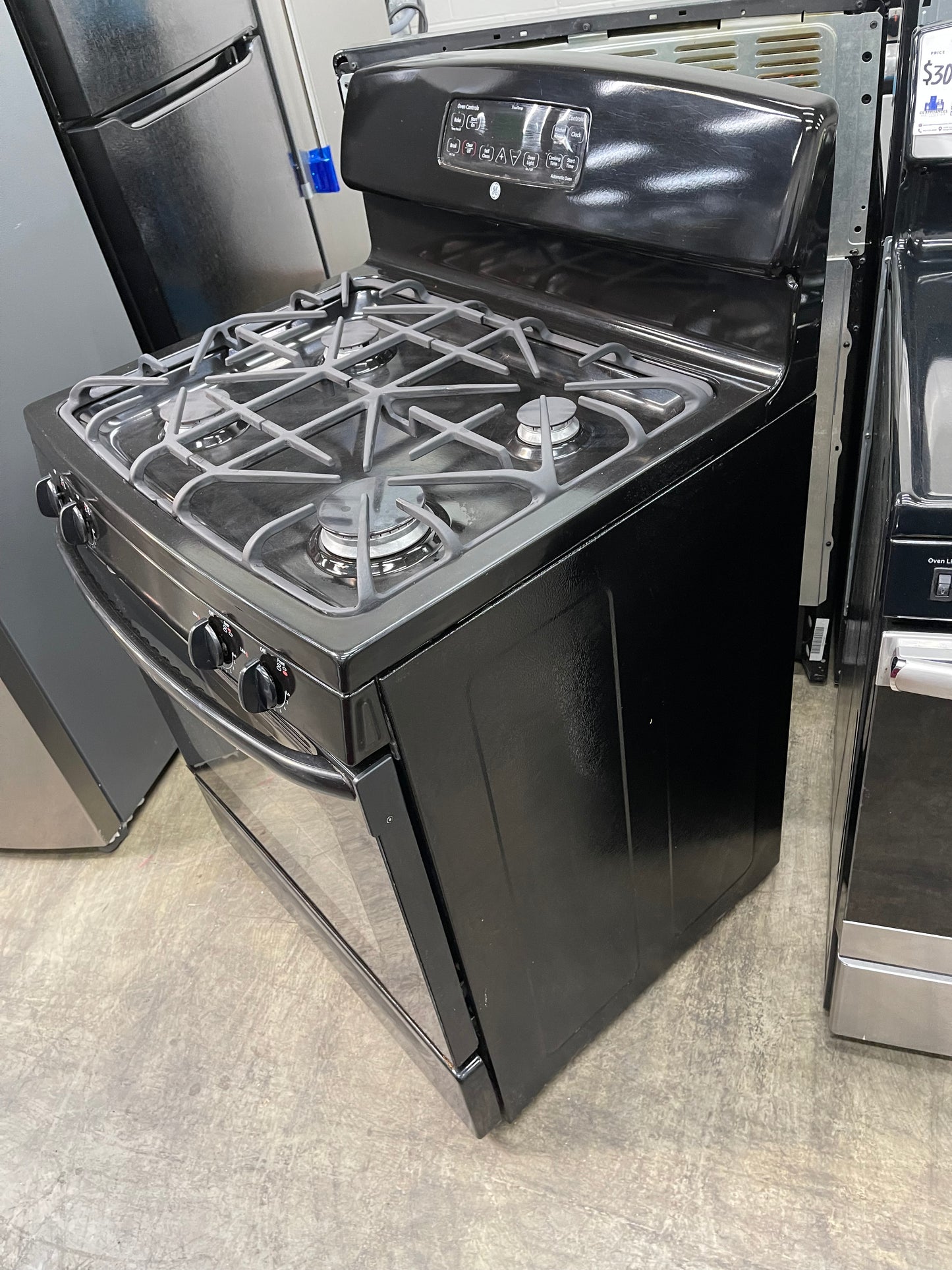 GE 30" Freestanding Gas Range with 5.0-cu ft Oven Capacity in Black-Model #JGBP36DEM1BB