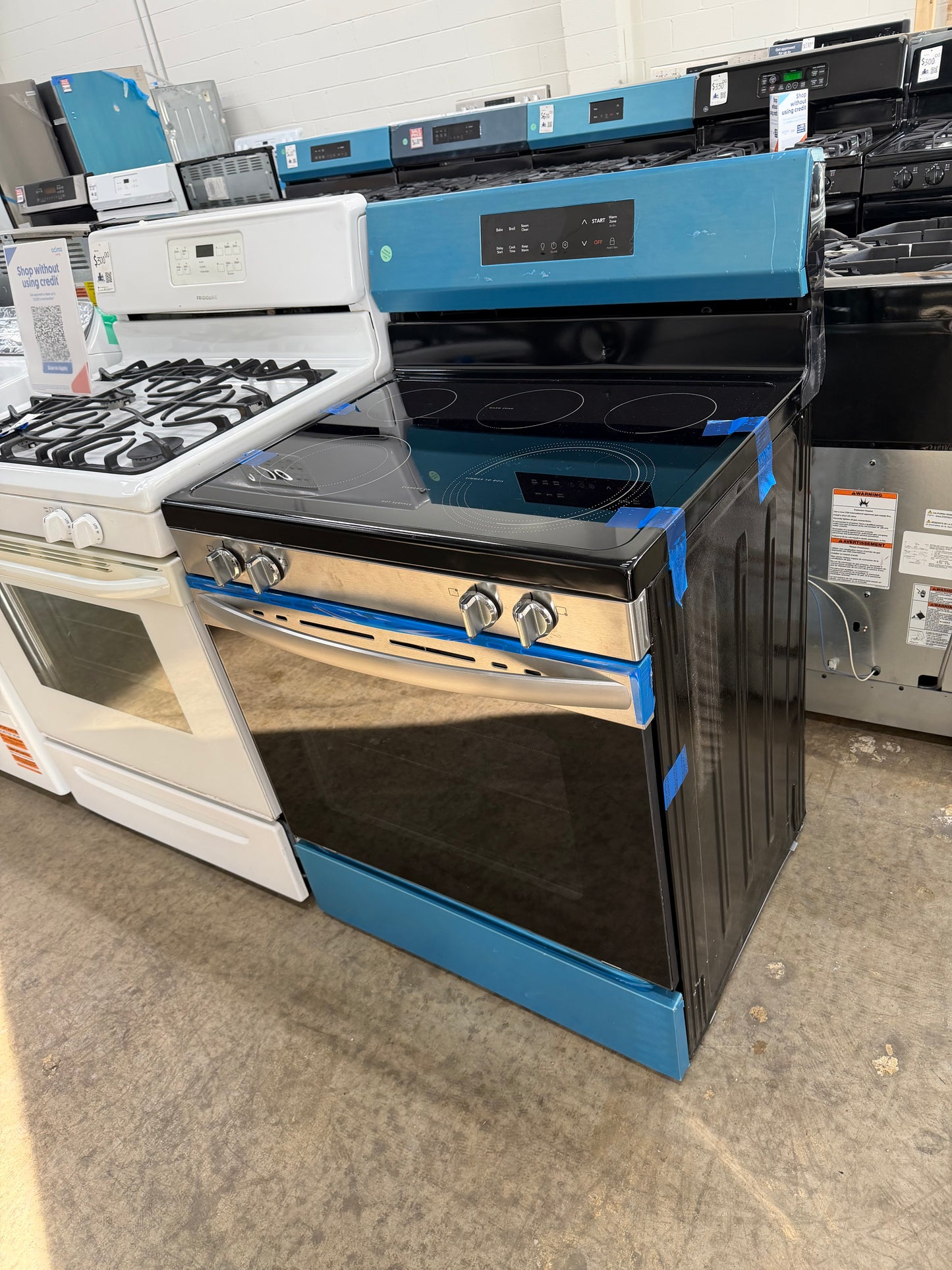 Frigidaire 30-in Glass Top 5 burners 5.3-cu ft Freestanding Electric Range ( Fingerprint Resistant Stainless Steel )
Model #FCRE306LAF