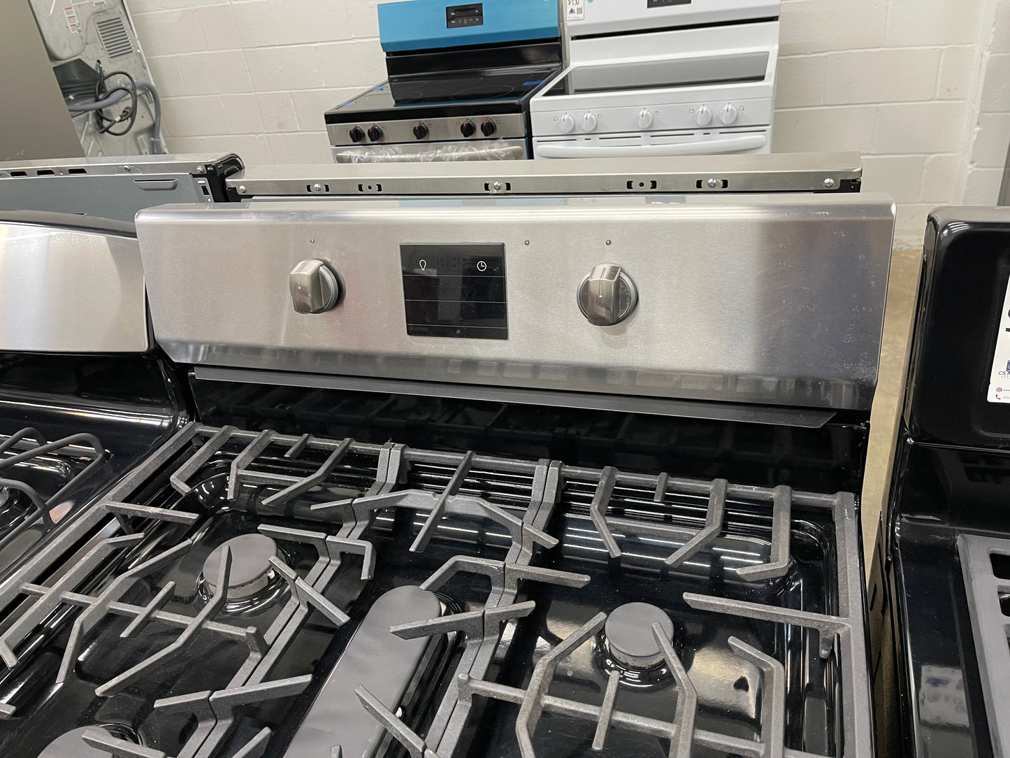 Frigidaire Professional 30-in 5 Burners 5.6-cu ft Self Cleaning Freestanding Gas Range in Stainless Steel-Model #FPGF3077QF