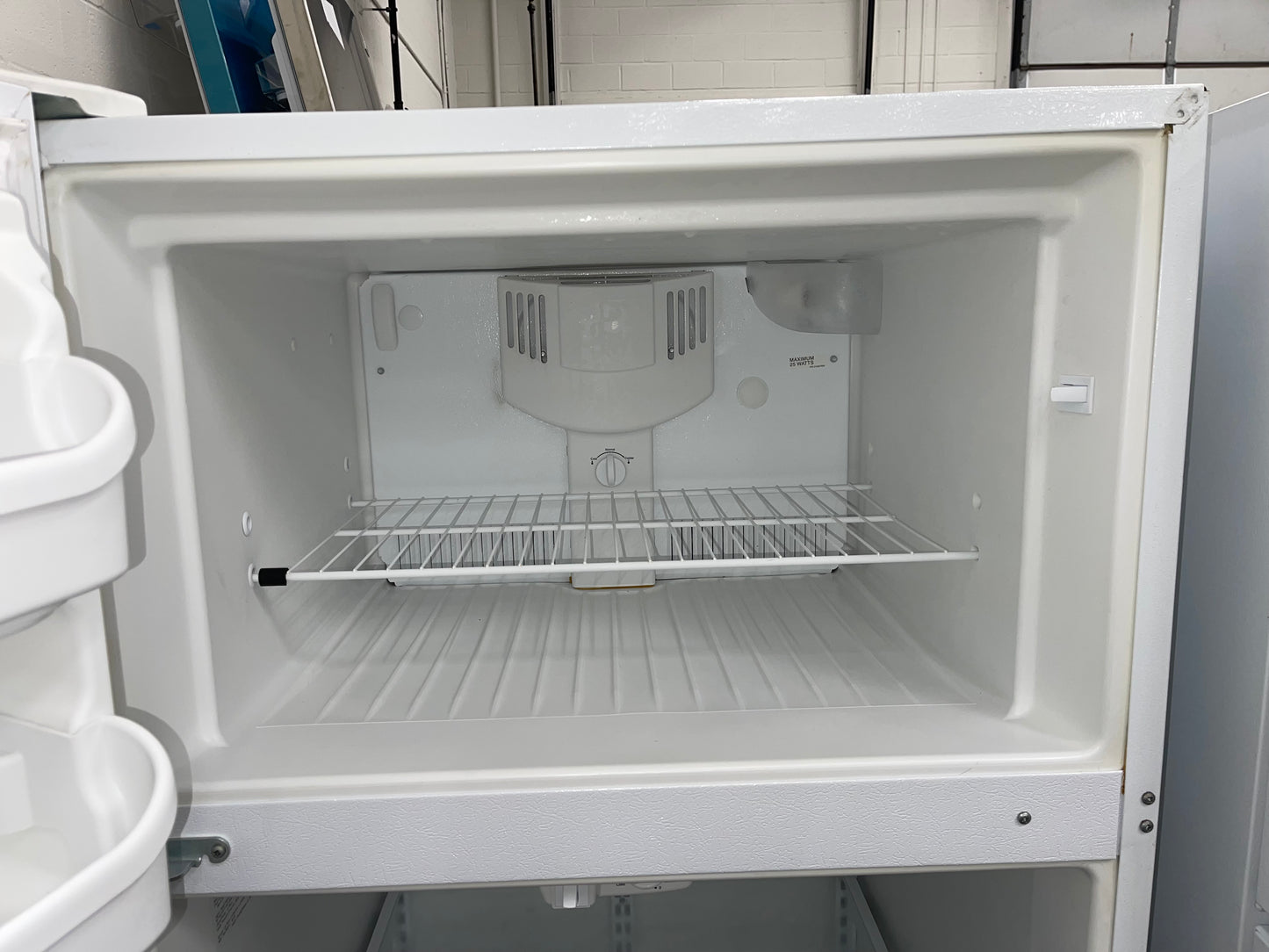 Frigidaire Gallery Series FGHT1834KW
18.2 cu. ft. Top-Freezer Refrigerator with 3 SpillSafe Glass Shelves, 2 Humidity Control Crispers, Adjustable Gallon Door Bins and Optional Ice Maker: White