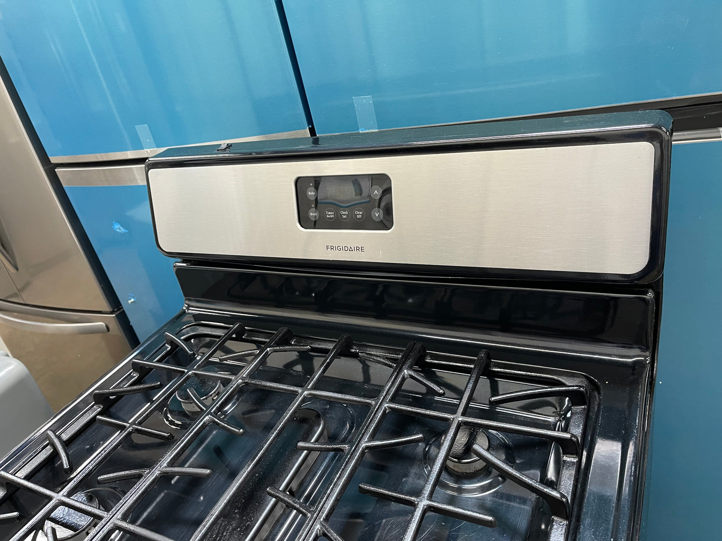 Frigidaire 30-in 5 Burners 4.2-cu ft Freestanding Gas Range in Stainless Steel-Model #FGF348KCN