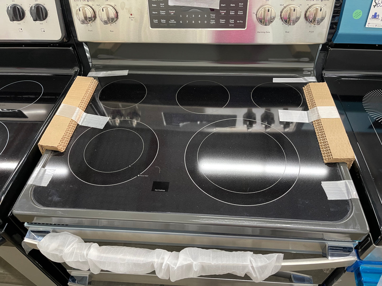 GE 30-in Glass Top 5 burners 4.4-cu ft / 2.2-cu ft Air Fry Convection Oven Freestanding Double Oven Electric Range ( Stainless Steel )
Model #JBS86SPSS