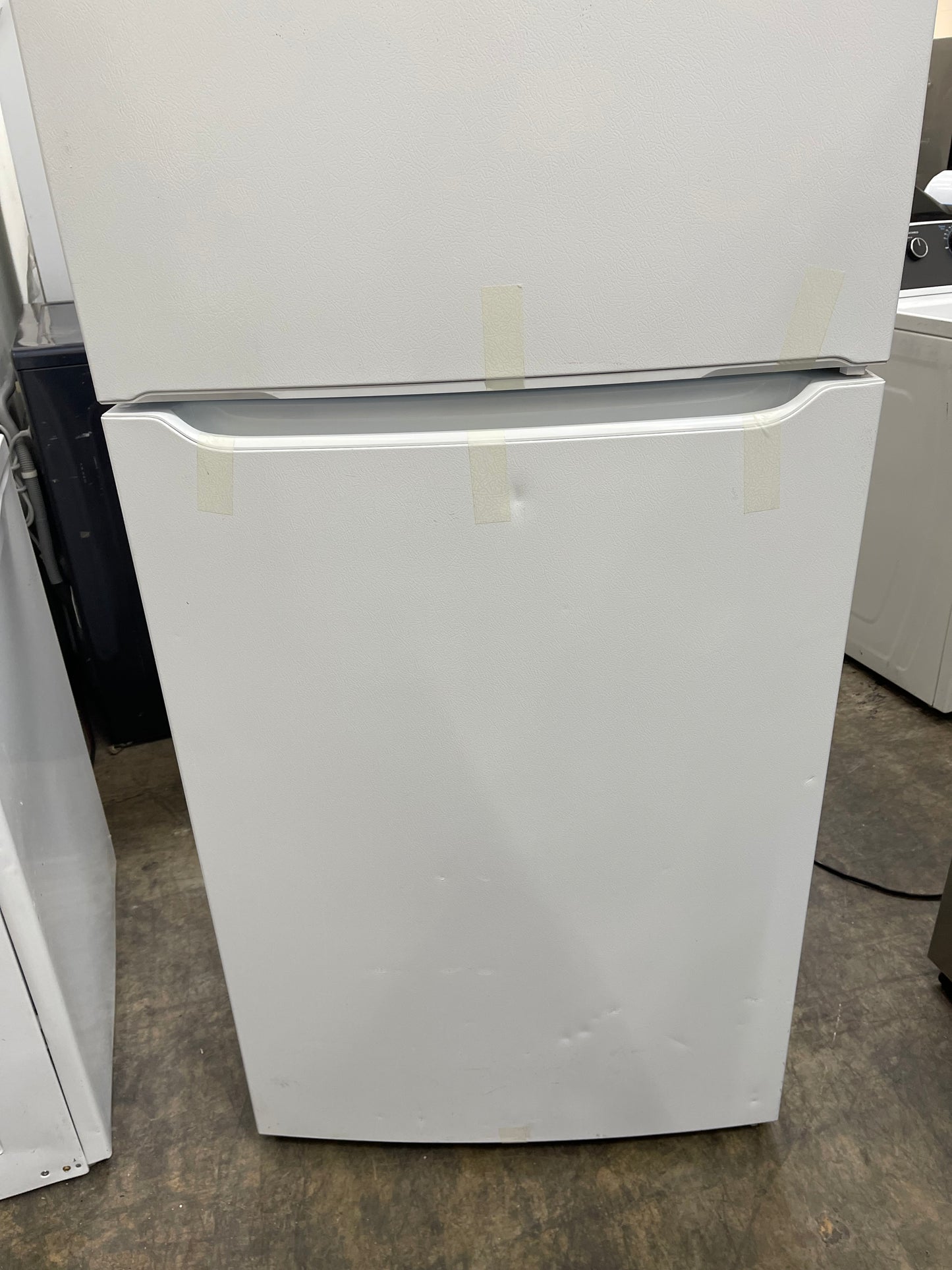 Frigidaire FFTR1814WW
30 Inch Top Freezer Refrigerator with 18.3 Cu. Ft. Total Capacity