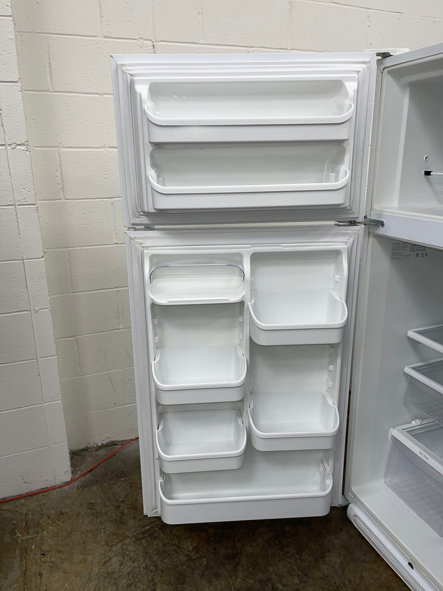 Frigidaire Gallery Series FGHT1834KW
18.2 cu. ft. Top-Freezer Refrigerator with 3 SpillSafe Glass Shelves, 2 Humidity Control Crispers, Adjustable Gallon Door Bins and Optional Ice Maker: White