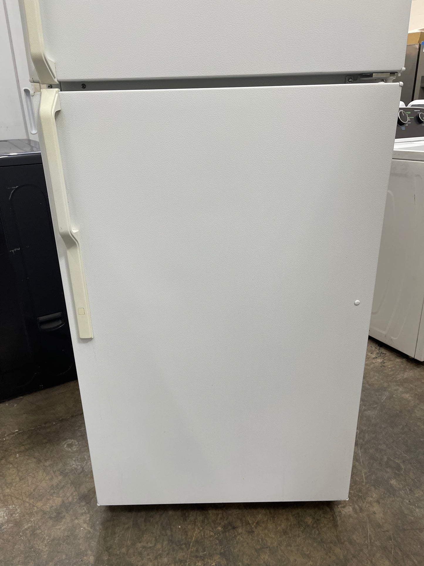 Hotpoint 15.8 Cu. Ft. Top-Freezer Refrigerator
HTS16GBRFRWW