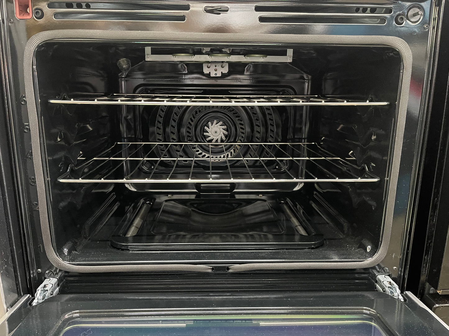 Frigidaire Gallery 30 in 5.1 cu-ft Gas Range with No Preheat + Air Fry in Smudge Proof Black Stainless Steel-Model #GCRG3060BDA
