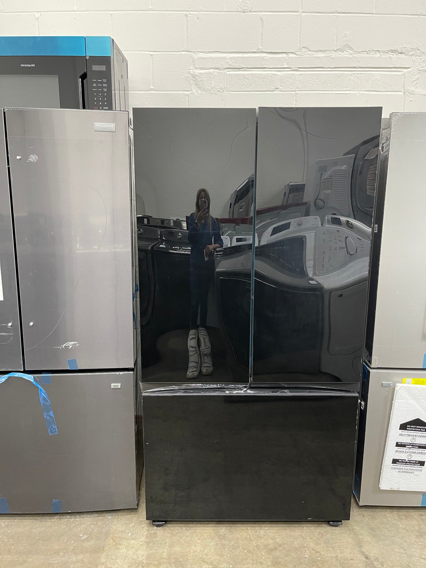 Samsung Counter-Depth Bespoke 24-Cu. Feet 3 -Door Smart Compatible French Door Refrigerator with Dual Ice Maker with water dispenser-Model #RF24BB620012