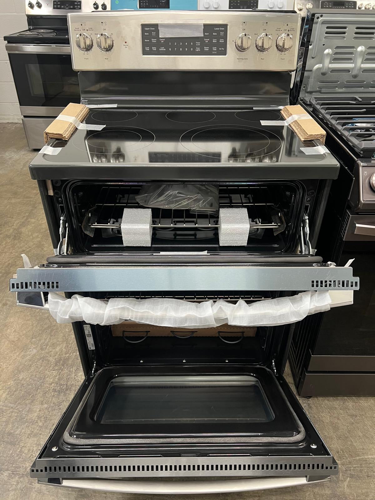 GE 30-in Glass Top 5 burners 4.4-cu ft / 2.2-cu ft Air Fry Convection Oven Freestanding Double Oven Electric Range ( Stainless Steel )
Model #JBS86SPSS