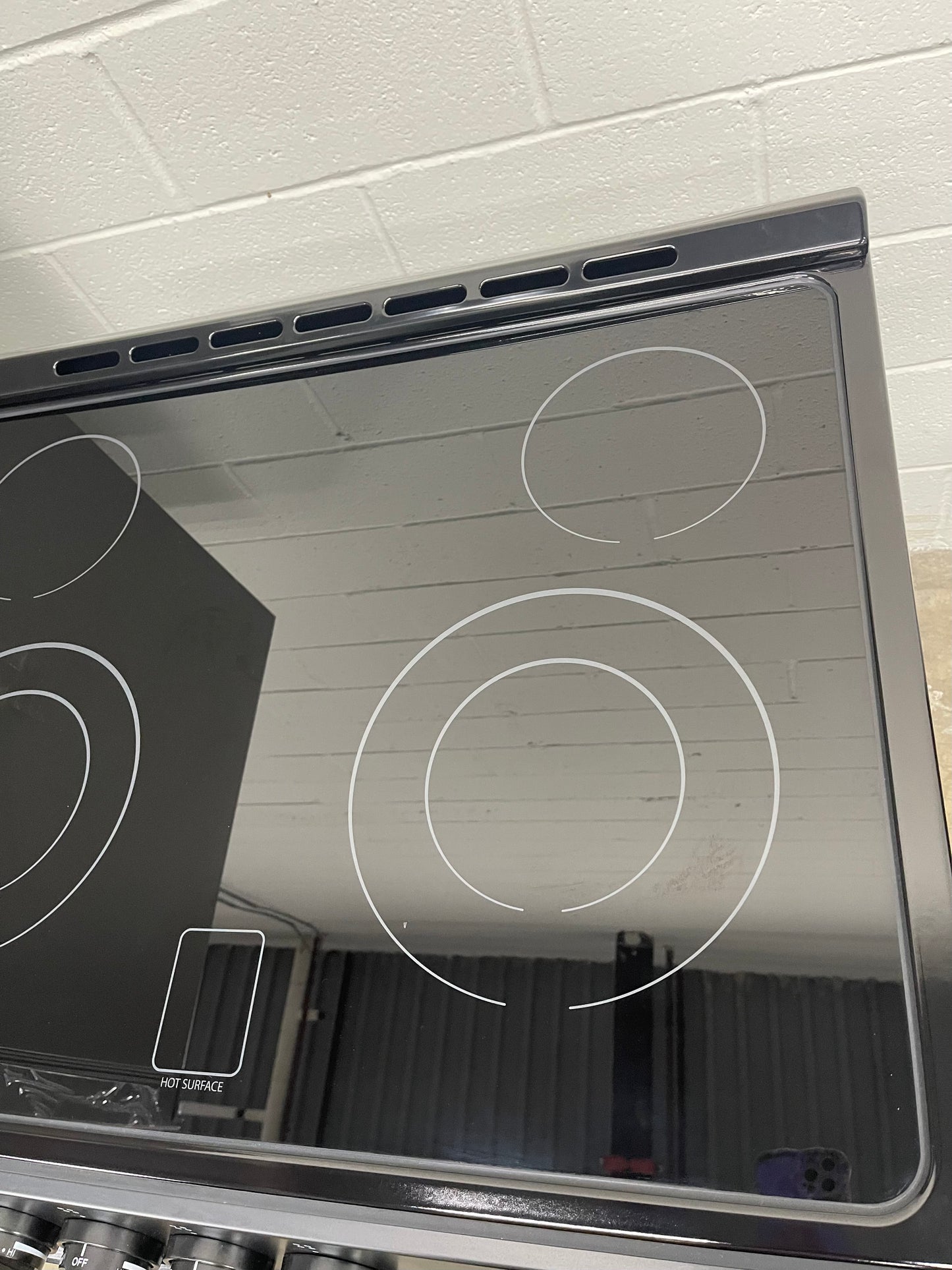 Cosmo 30-in Glass Top 4 burners 5-cu ft Convection Oven Slide-In Electric Range ( Black )
Model #COS-ERD304K-BK