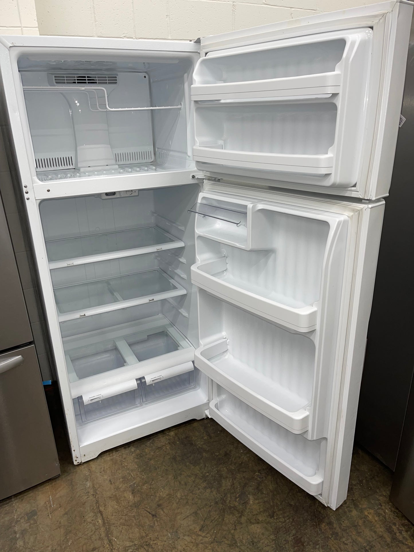 GE GTH18GBDWW
18.1 cu. ft. Top-Freezer Refrigerator with 2 Adjustable Spill Proof Glass Shelves, 2 Adjustable Humidity Crispers, Gallon Storage, Upfront Temperature Controls and Optional Ice Maker: White