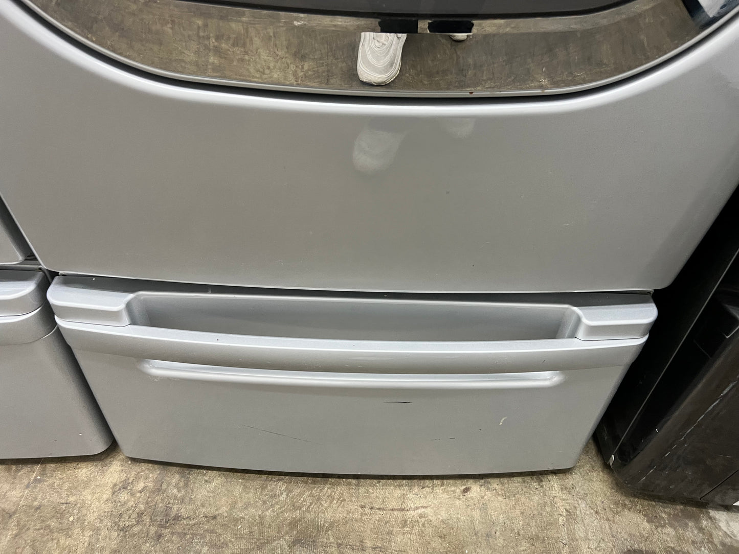 LG Front-Load 4.5-cu ft Washer and 7.4-cu ft Electric Dryer Set in Pure Silver