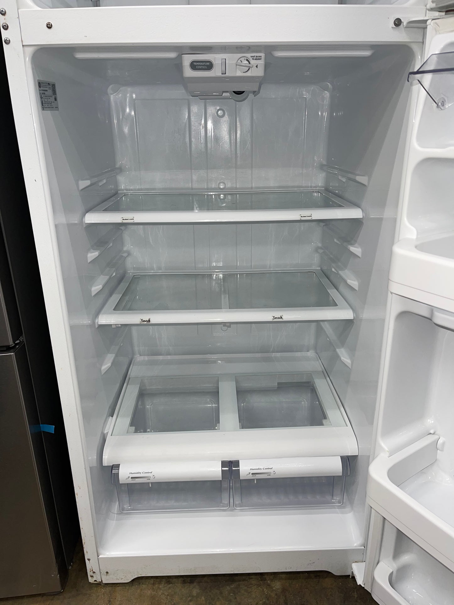 GE GTH18GBDWW
18.1 cu. ft. Top-Freezer Refrigerator with 2 Adjustable Spill Proof Glass Shelves, 2 Adjustable Humidity Crispers, Gallon Storage, Upfront Temperature Controls and Optional Ice Maker: White