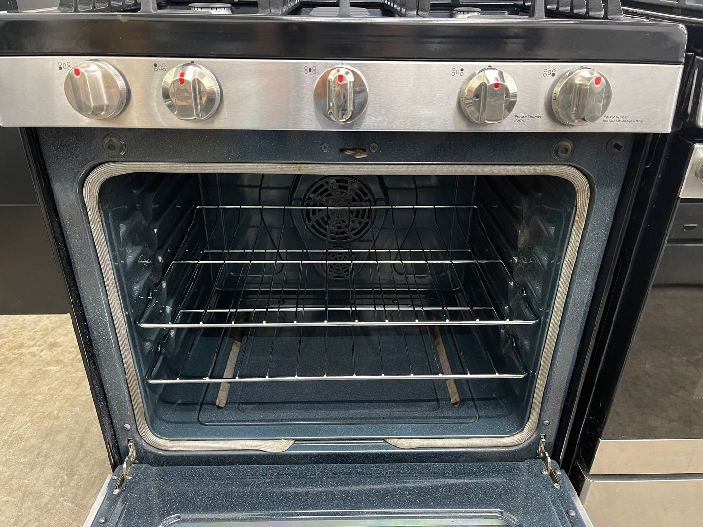 Samsung FX510BGS
30 Inch Freestanding Gas Range with 5 Sealed Burners, 5.8 cu. ft. Convection Oven, Self-Clean, 4 Preset Menu Options, Proofing and Storage Drawer