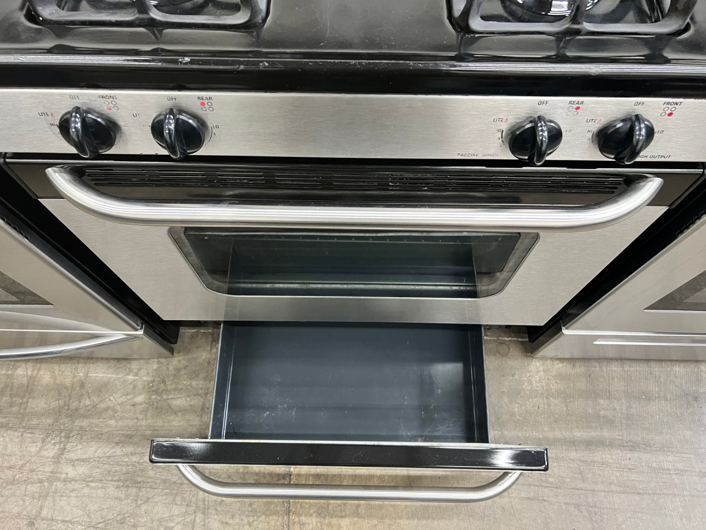 GE 30" Free-Standing Gas Range with 5.0 Cubic Feet Capacity Oven in Stainless Steel-Model #JGBP33SEHSS
