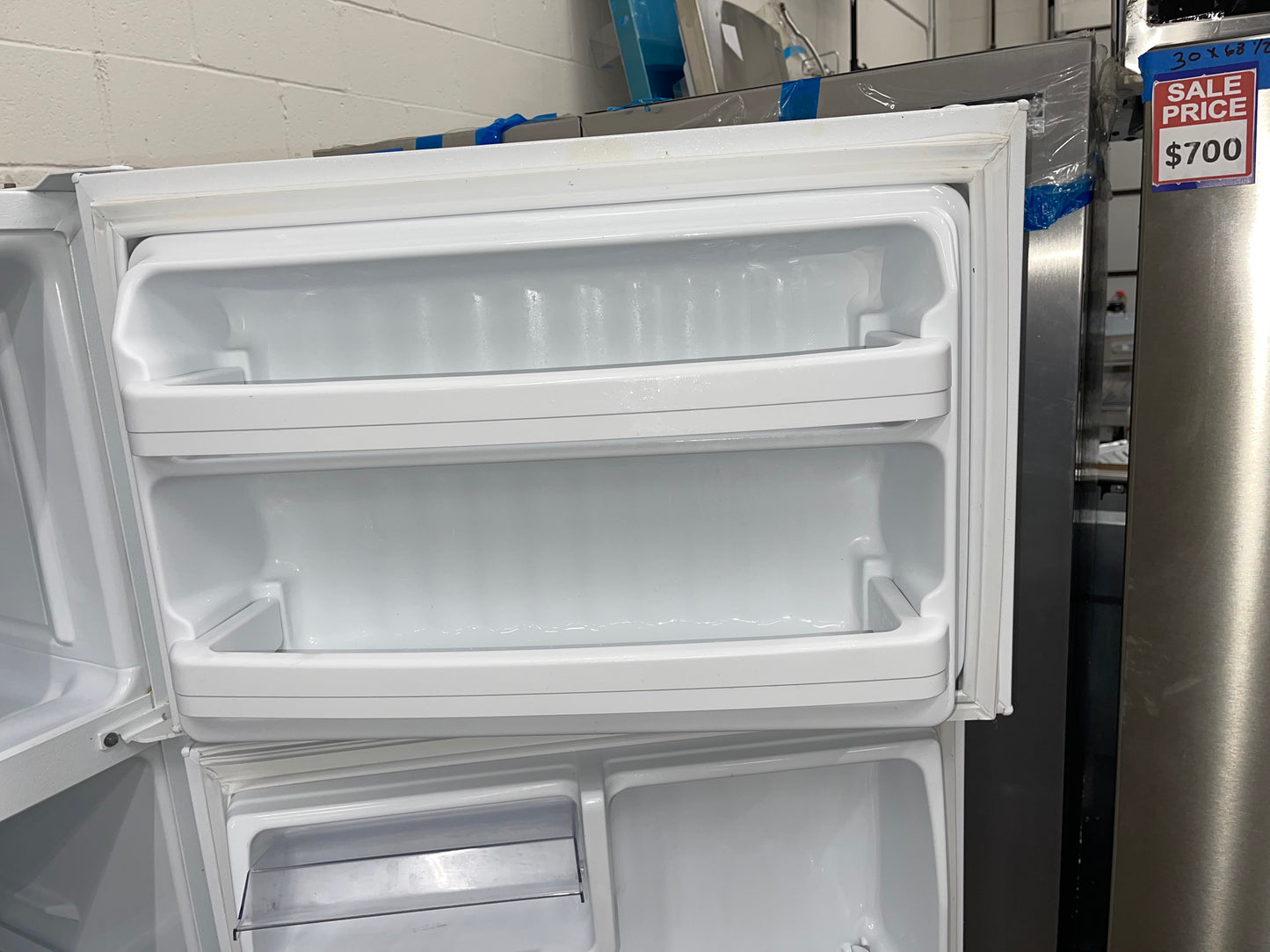 GE GTH18GBDWW
18.1 cu. ft. Top-Freezer Refrigerator with 2 Adjustable Spill Proof Glass Shelves, 2 Adjustable Humidity Crispers, Gallon Storage, Upfront Temperature Controls and Optional Ice Maker: White