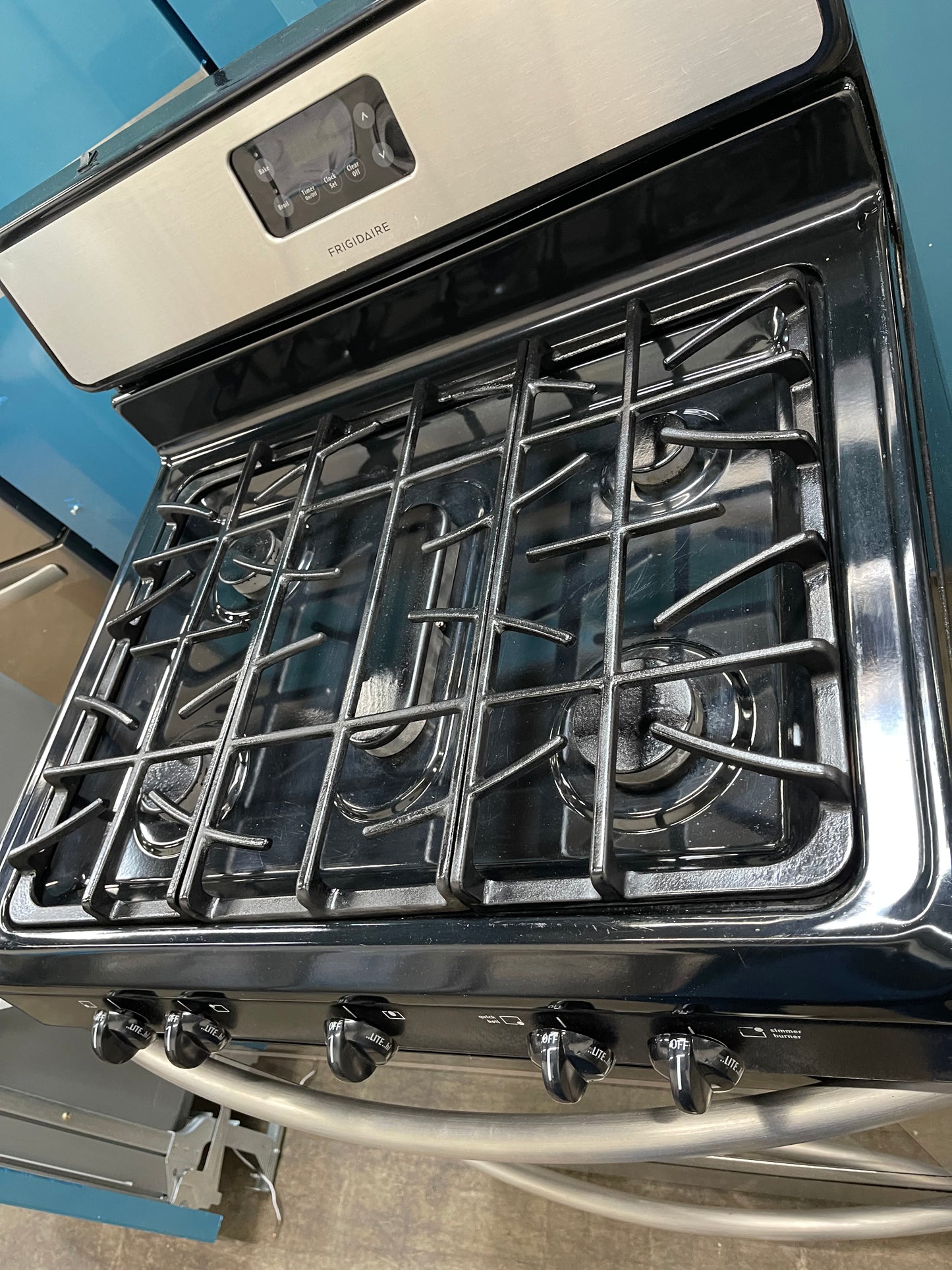 Frigidaire 30-in 5 Burners 4.2-cu ft Freestanding Gas Range in Stainless Steel-Model #FGF348KCN