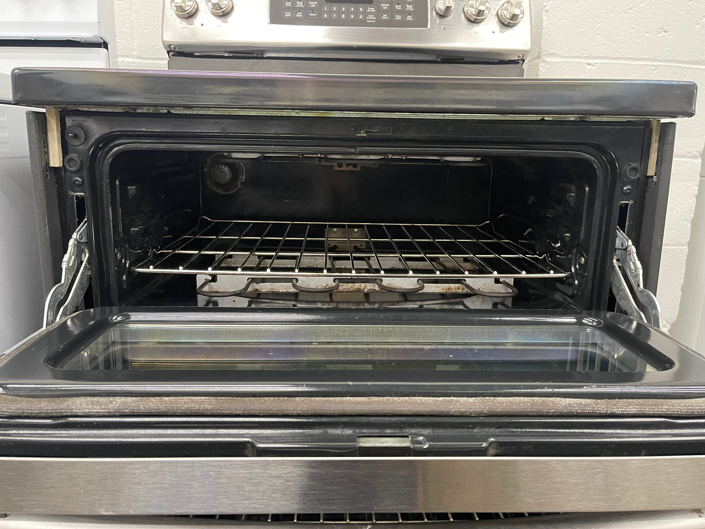 GE 30" Free-Standing Electric Double Oven Convection Range
Model #:JB850SF1SS