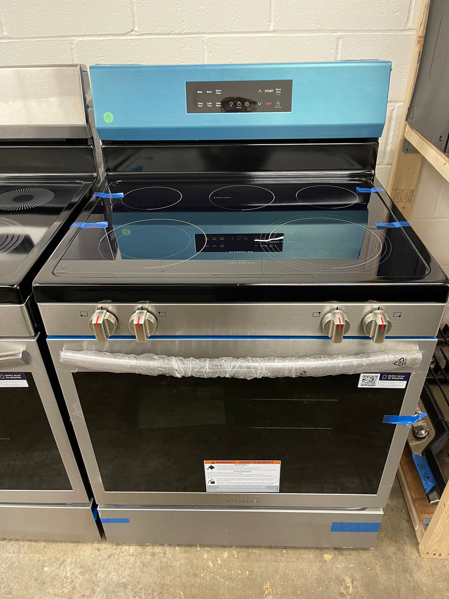 Frigidaire 30-in Glass Top 5 burners 5.3-cu ft Freestanding Electric Range ( Fingerprint Resistant Stainless Steel )
Model #FCRE306LAF