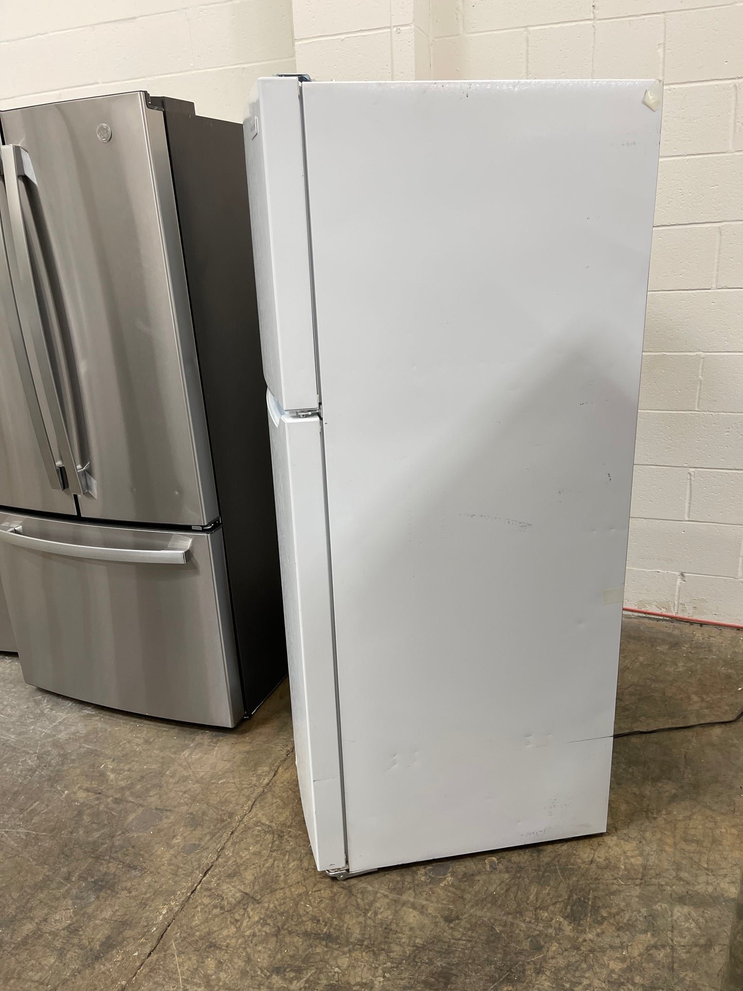 Frigidaire FFTR1814WW
30 Inch Top Freezer Refrigerator with 18.3 Cu. Ft. Total Capacity