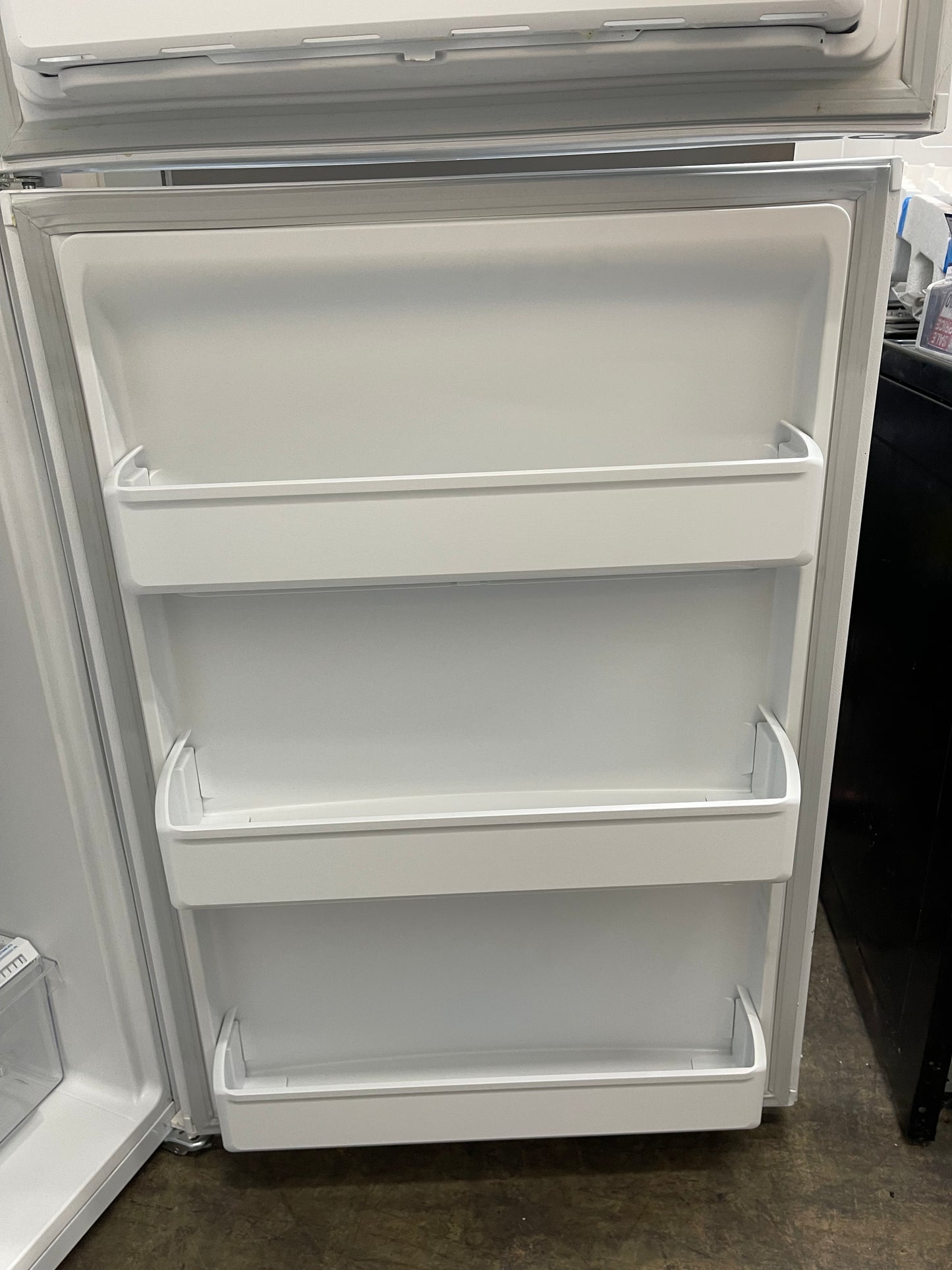 Frigidaire FFTR1814WW
30 Inch Top Freezer Refrigerator with 18.3 Cu. Ft. Total Capacity
