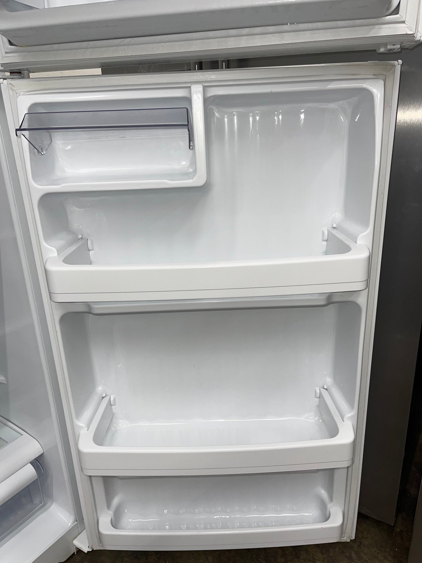GE GTH18GBDWW
18.1 cu. ft. Top-Freezer Refrigerator with 2 Adjustable Spill Proof Glass Shelves, 2 Adjustable Humidity Crispers, Gallon Storage, Upfront Temperature Controls and Optional Ice Maker: White
