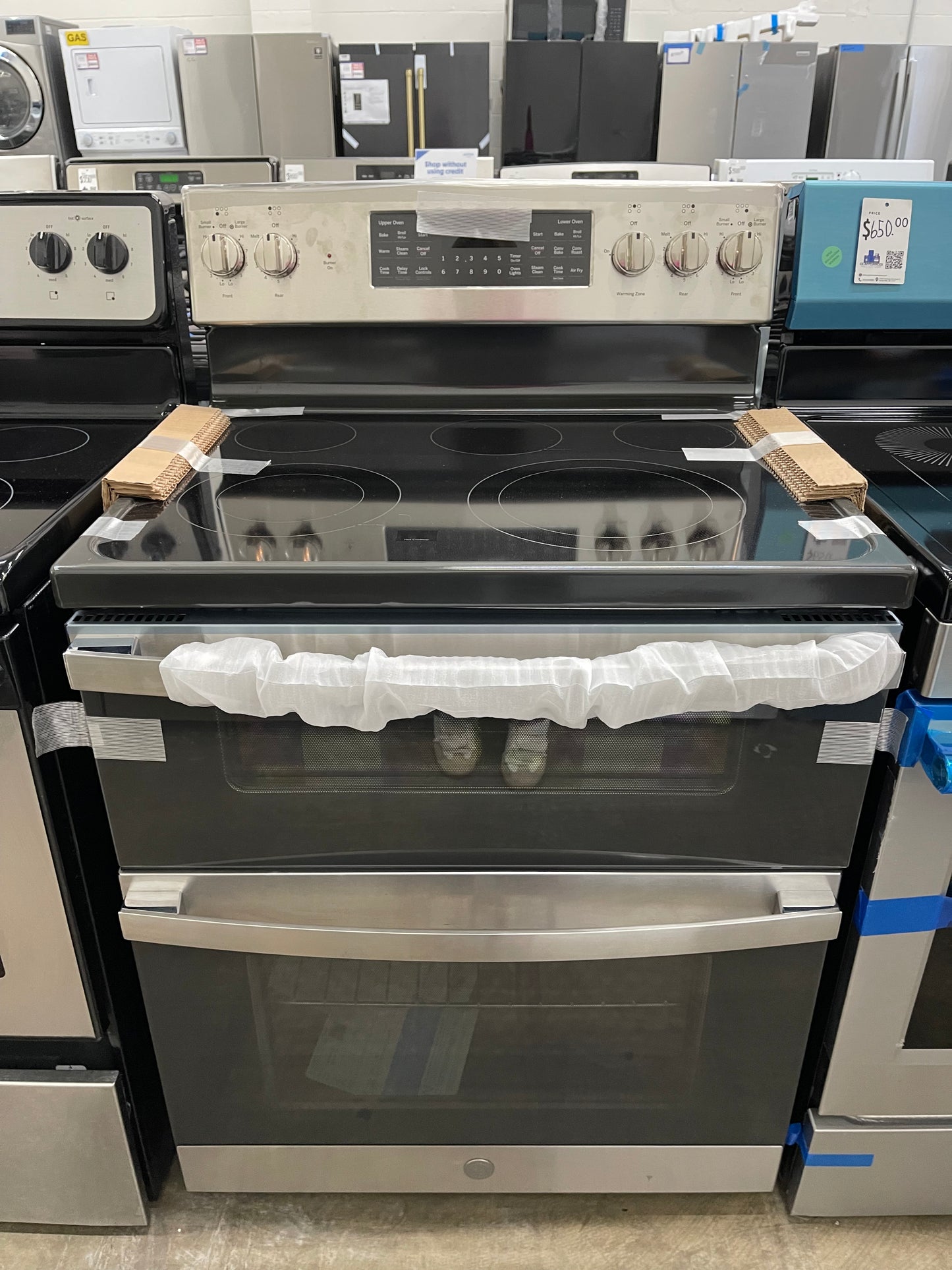 GE 30-in Glass Top 5 burners 4.4-cu ft / 2.2-cu ft Air Fry Convection Oven Freestanding Double Oven Electric Range ( Stainless Steel )
Model #JBS86SPSS