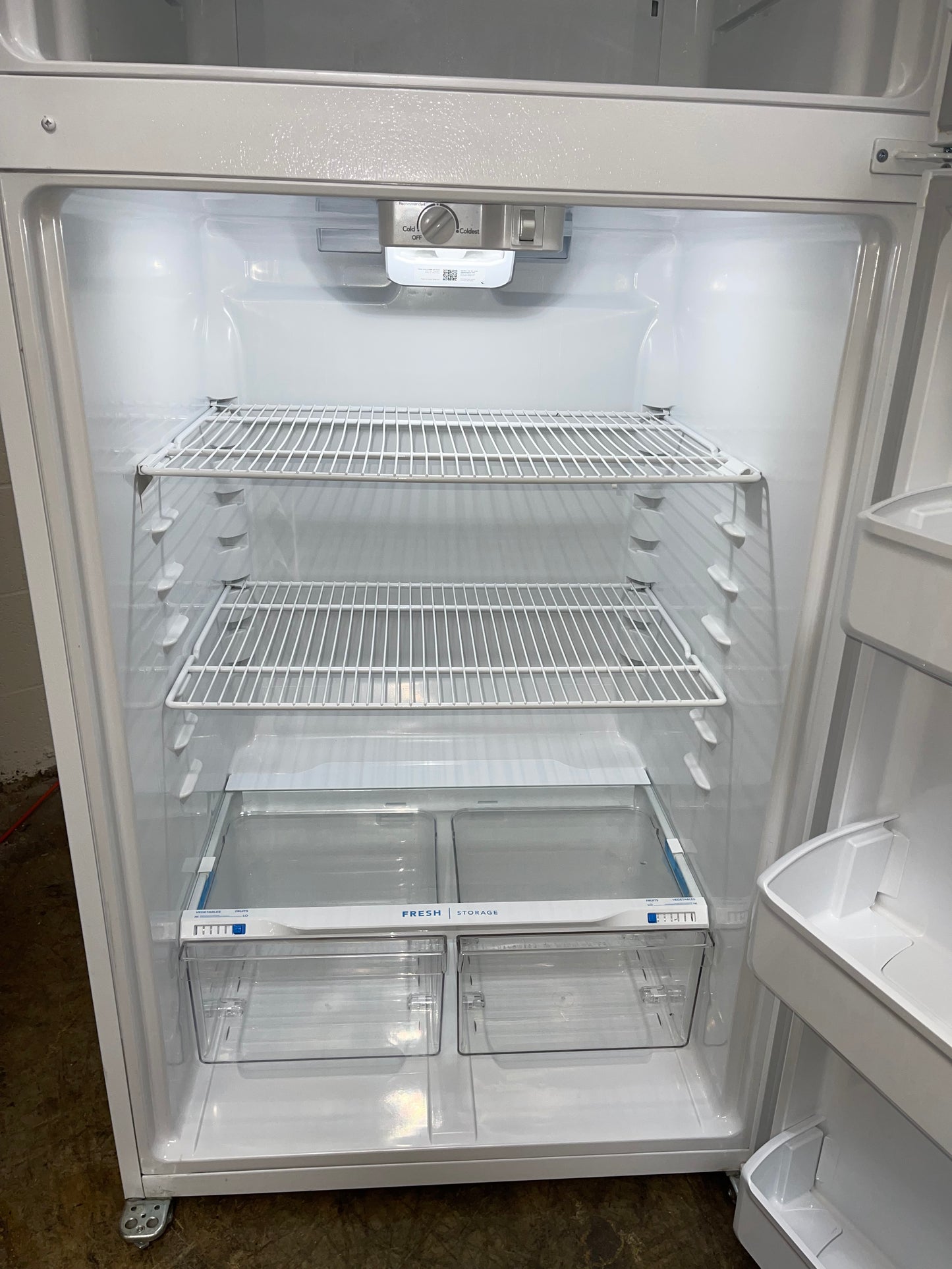 Frigidaire FFTR1814WW
30 Inch Top Freezer Refrigerator with 18.3 Cu. Ft. Total Capacity
