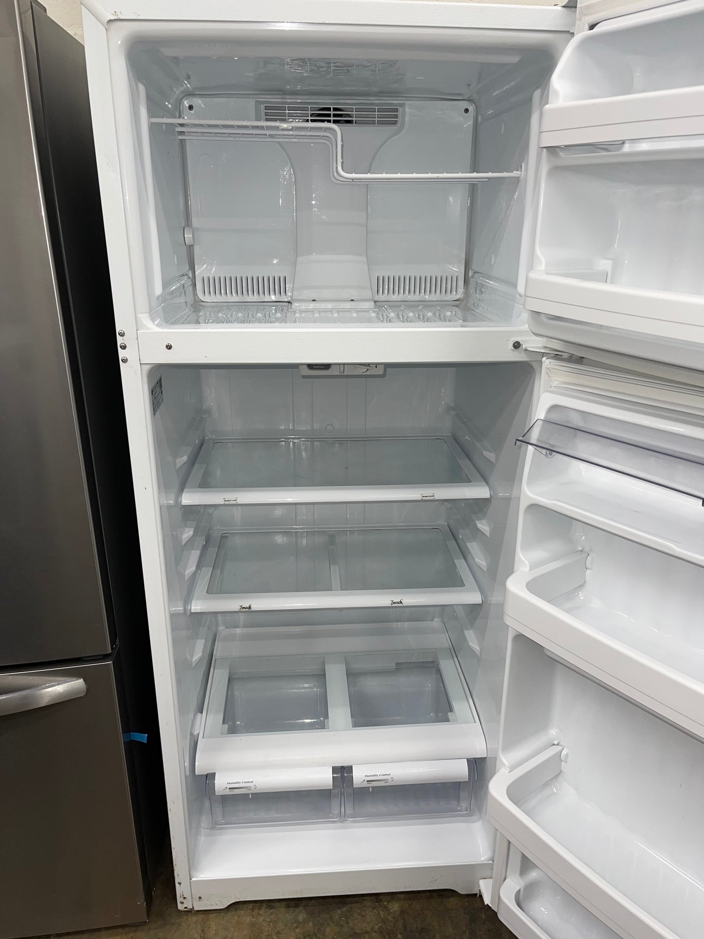 GE GTH18GBDWW
18.1 cu. ft. Top-Freezer Refrigerator with 2 Adjustable Spill Proof Glass Shelves, 2 Adjustable Humidity Crispers, Gallon Storage, Upfront Temperature Controls and Optional Ice Maker: White