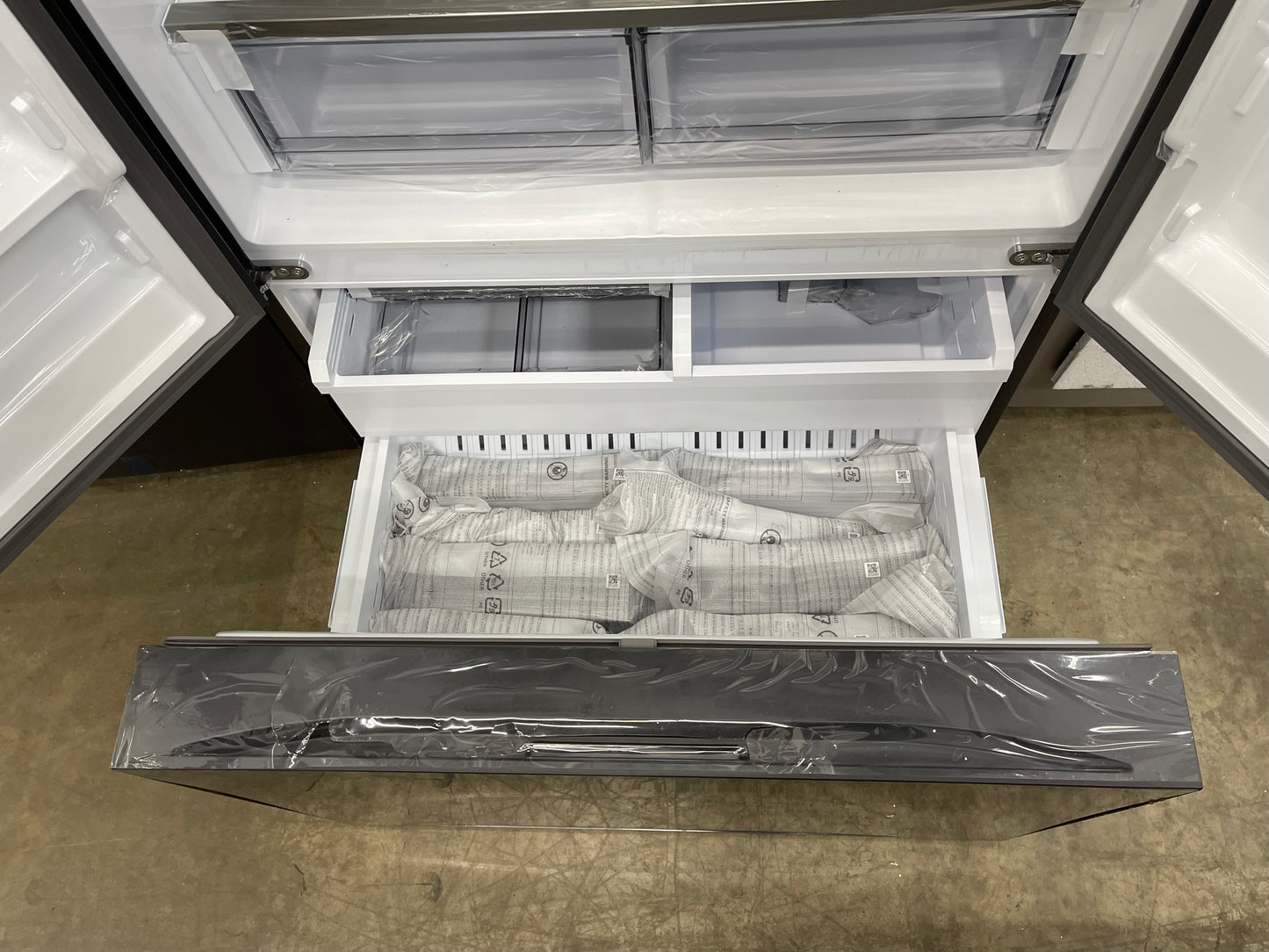 Samsung Counter-Depth Bespoke 24-Cu. Feet 3 -Door Smart Compatible French Door Refrigerator with Dual Ice Maker with water dispenser-Model #RF24BB620012