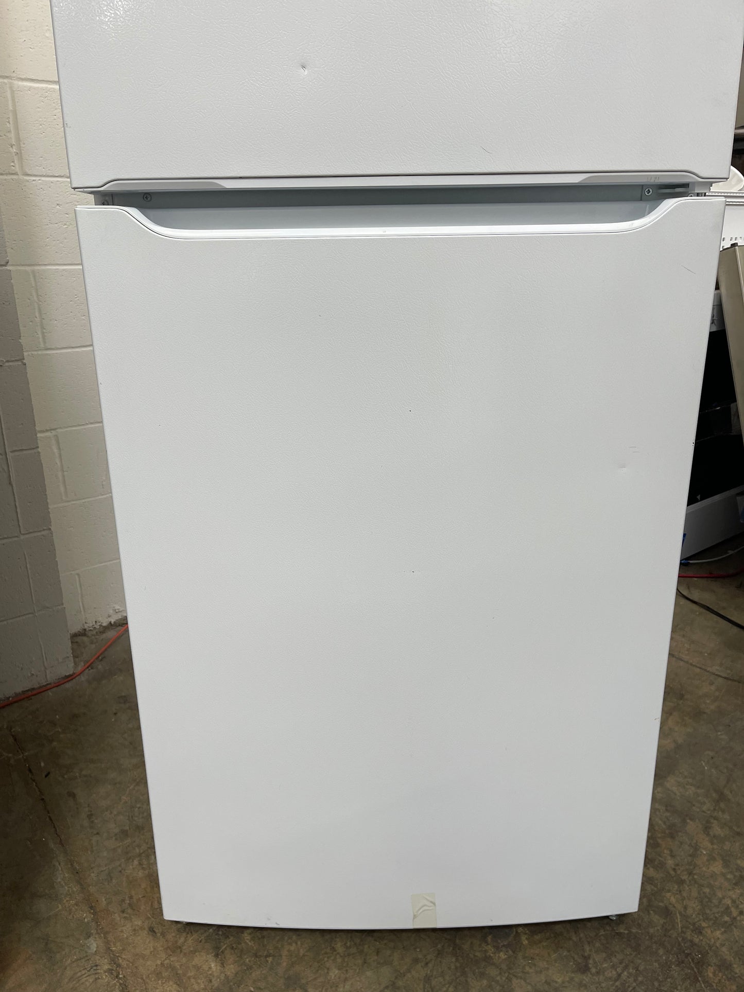 Frigidaire FFTR1814WW
30 Inch Top Freezer Refrigerator with 18.3 Cu. Ft. Total Capacity
