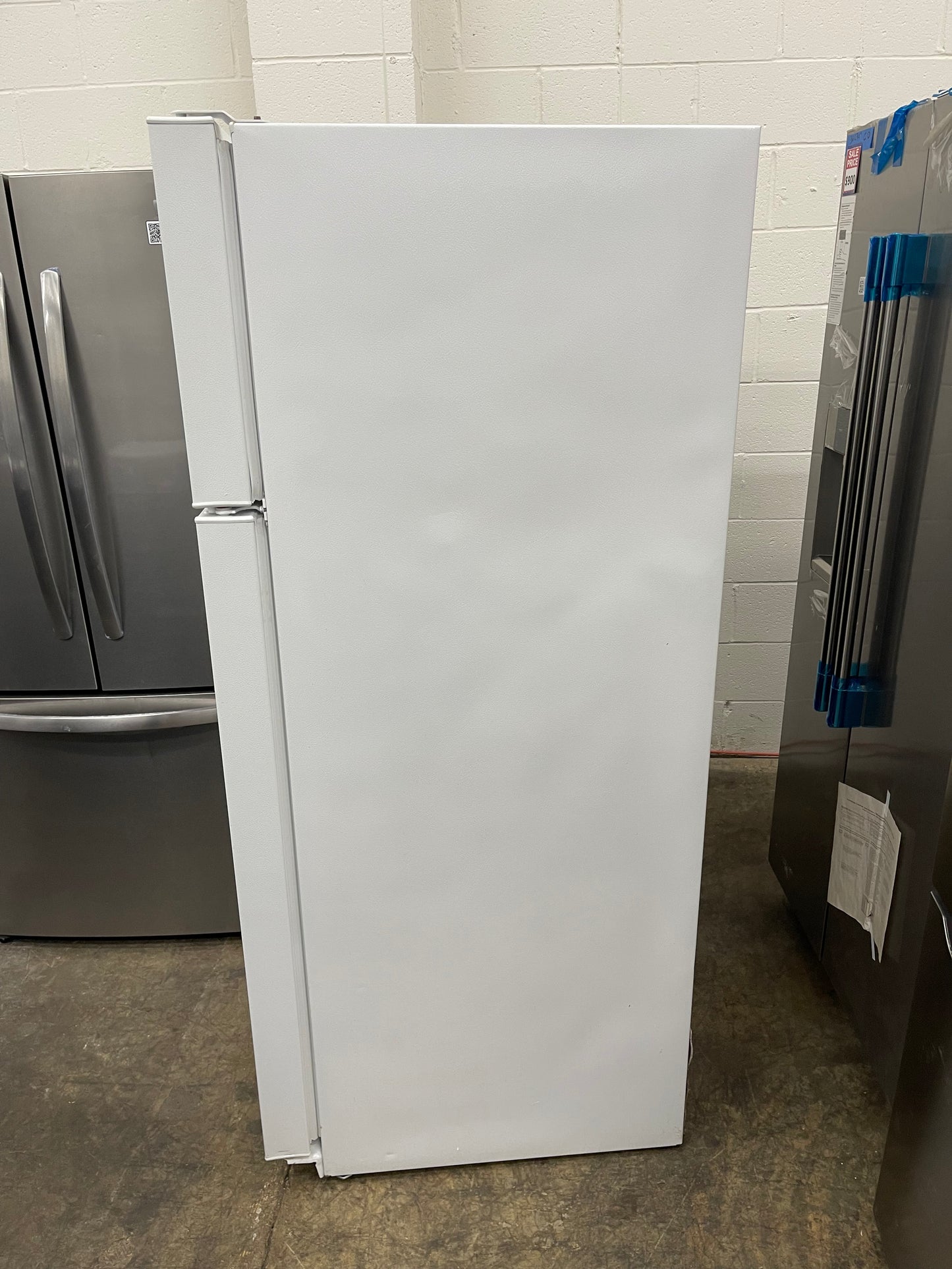 GE GTH18GBDWW
18.1 cu. ft. Top-Freezer Refrigerator with 2 Adjustable Spill Proof Glass Shelves, 2 Adjustable Humidity Crispers, Gallon Storage, Upfront Temperature Controls and Optional Ice Maker: White