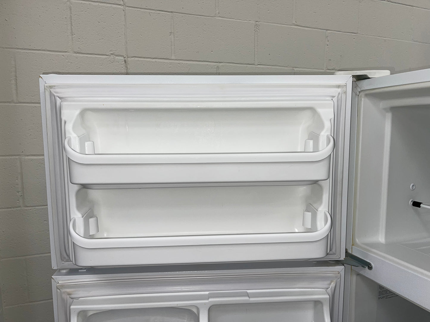 Frigidaire Gallery Series FGHT1834KW
18.2 cu. ft. Top-Freezer Refrigerator with 3 SpillSafe Glass Shelves, 2 Humidity Control Crispers, Adjustable Gallon Door Bins and Optional Ice Maker: White