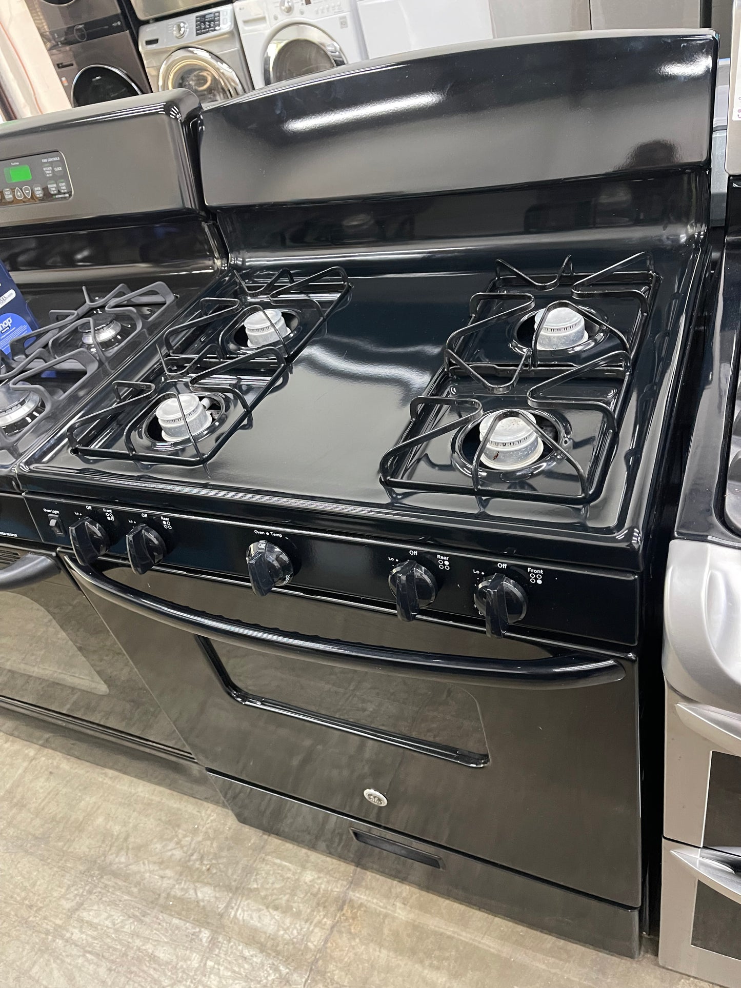 GE 30" Free-Standing Gas Range
Model #:JGBS10DEK