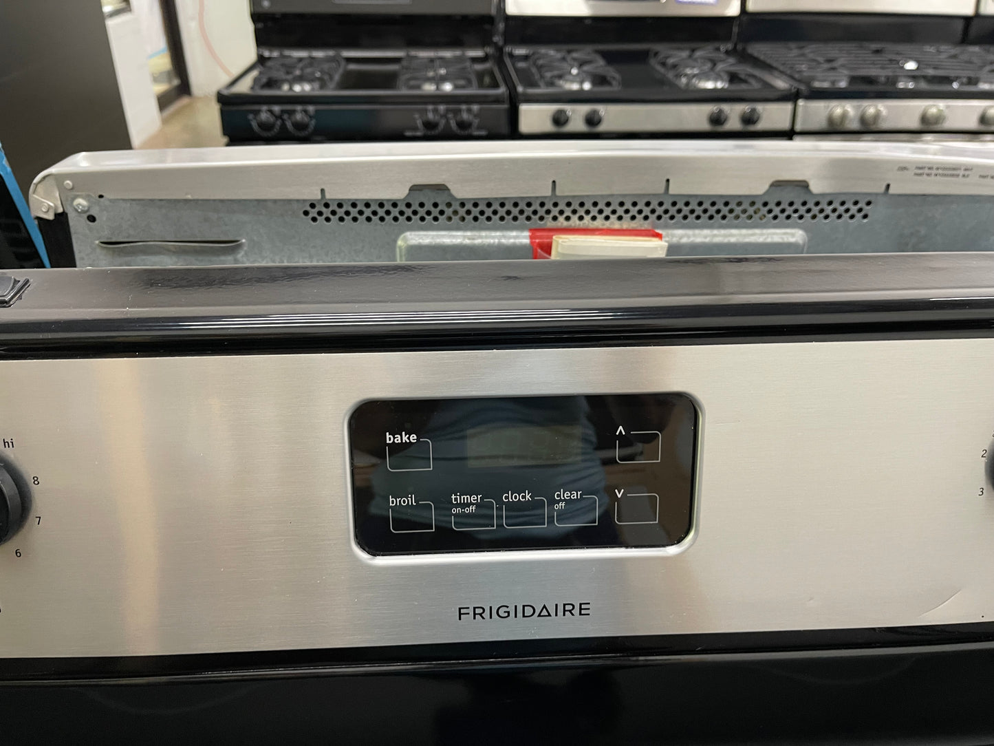 Frigidaire FFEF3043LS
30 Inch Electric Range with SpaceWise Element, Store-More Drawer, Ready-Select Controls, 4 Radiant Elements, 4.8 cu. ft. Oven Capacity and Timed Cook