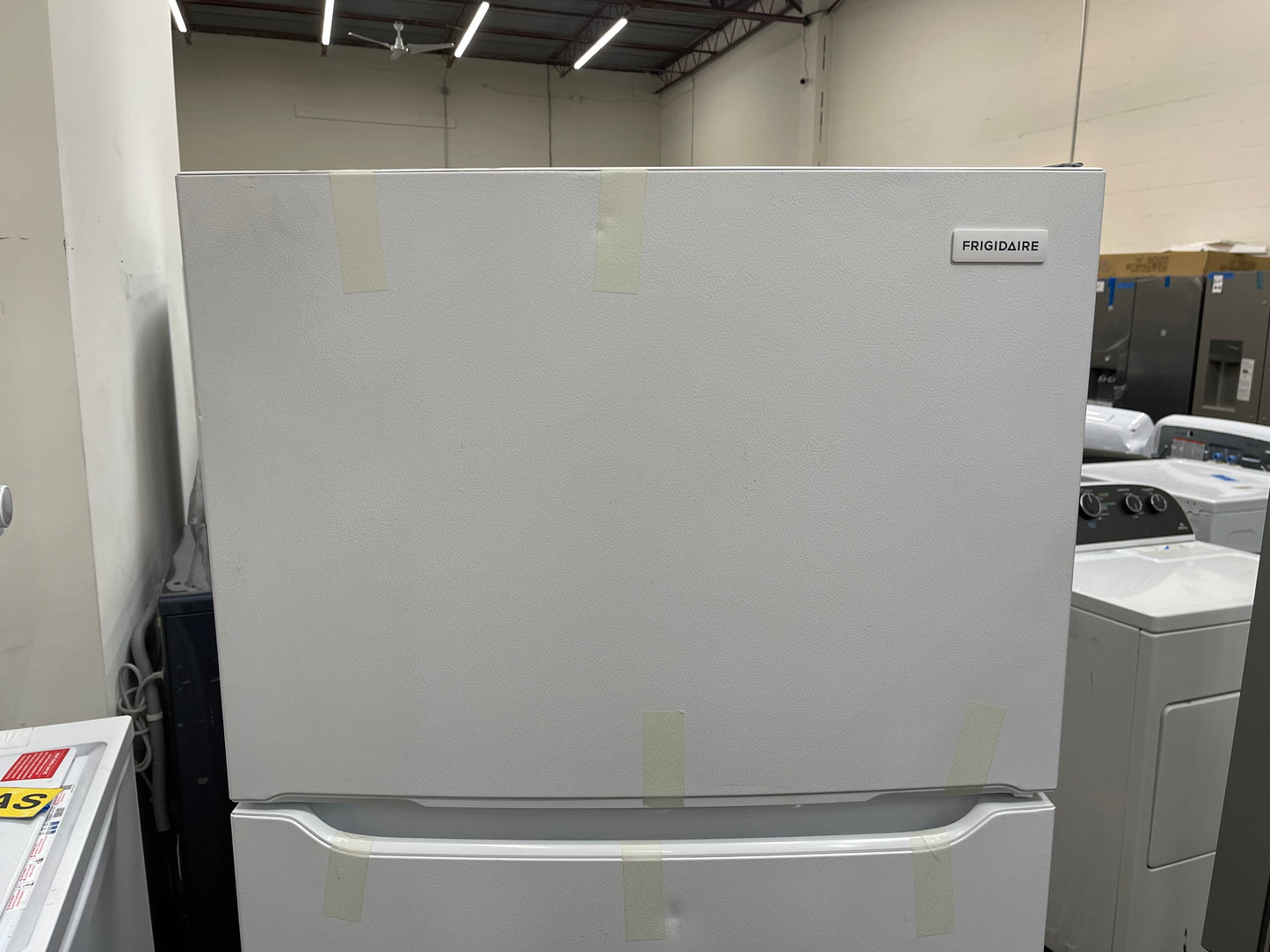 Frigidaire FFTR1814WW
30 Inch Top Freezer Refrigerator with 18.3 Cu. Ft. Total Capacity