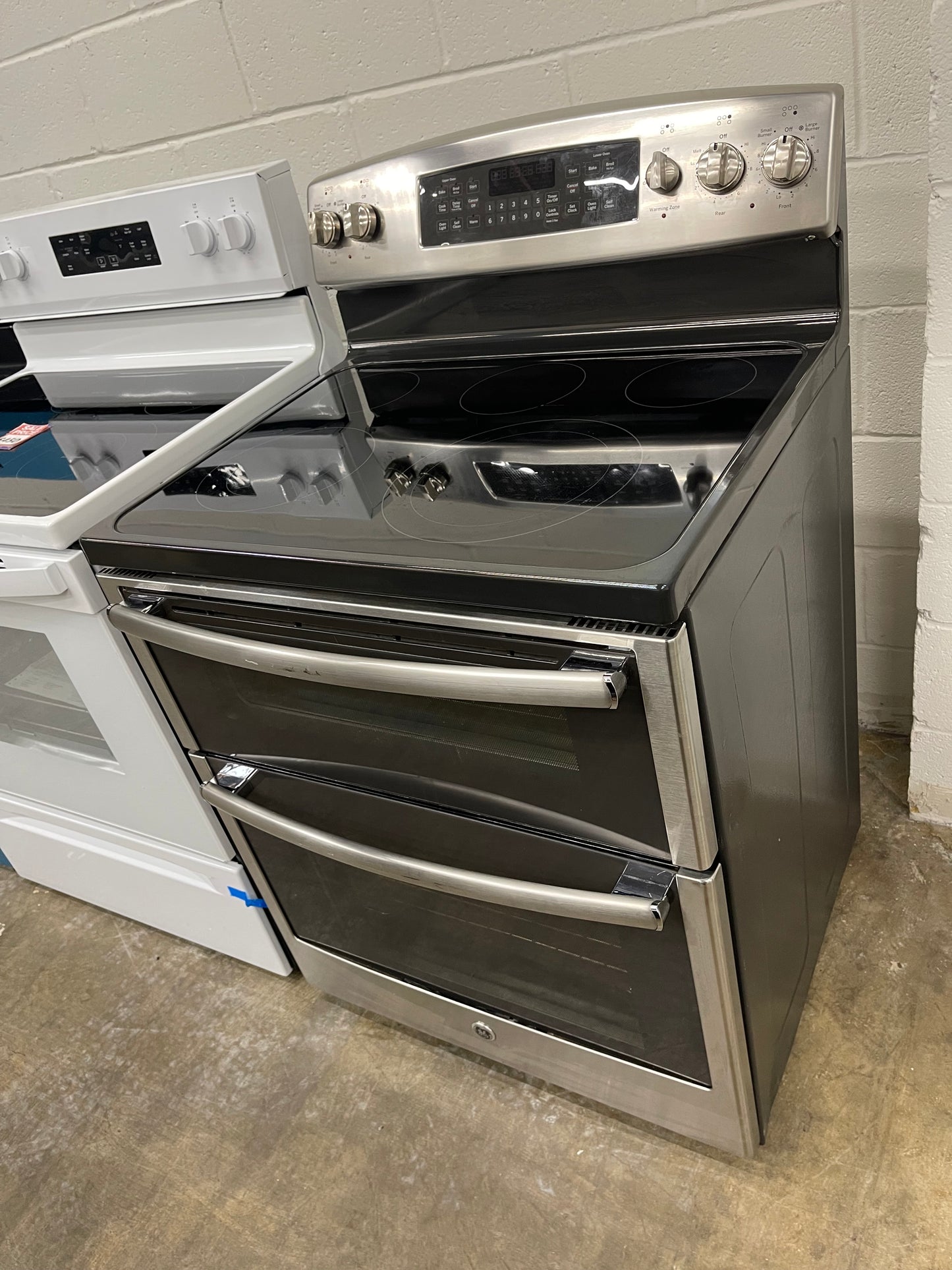 GE 30" Free-Standing Electric Double Oven Convection Range
Model #:JB850SF1SS