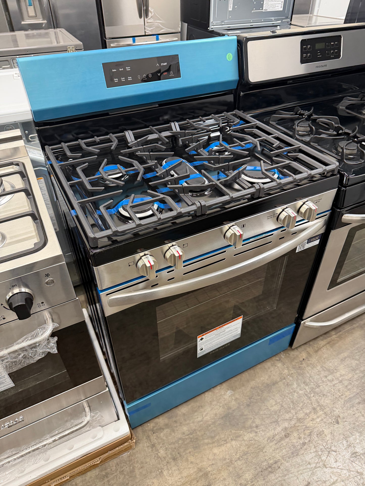 Frigidaire 30-in 5 burners 5.1-cu ft Freestanding Natural Gas Range in Stainless Steel-Model #FCRG306LAFB