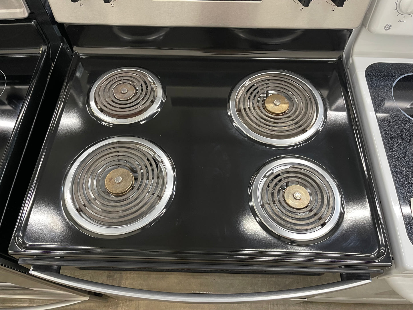 Whirlpool 30-in 4 burners 4.8-cu ft Freestanding Electric Range ( Stainless Steel )
Model #WFC150M0JS