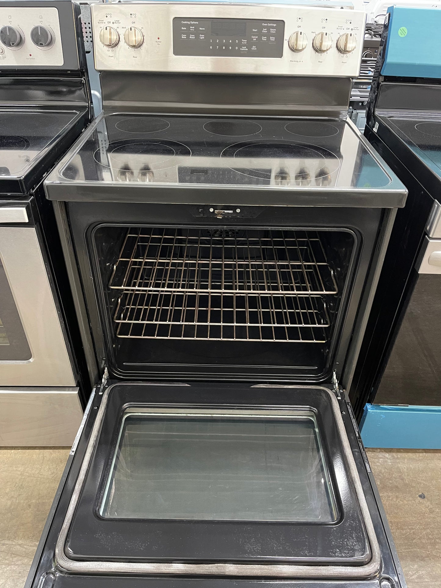 GE 30" Free-Standing Electric Convection Range
Model #:JB750SJSS