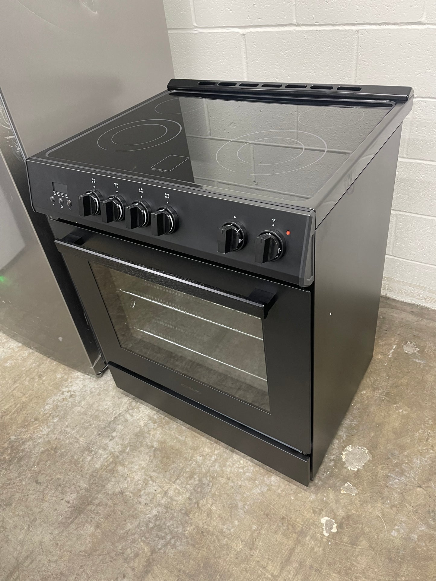 Cosmo 30-in Glass Top 4 burners 5-cu ft Convection Oven Slide-In Electric Range ( Black )
Model #COS-ERD304K-BK