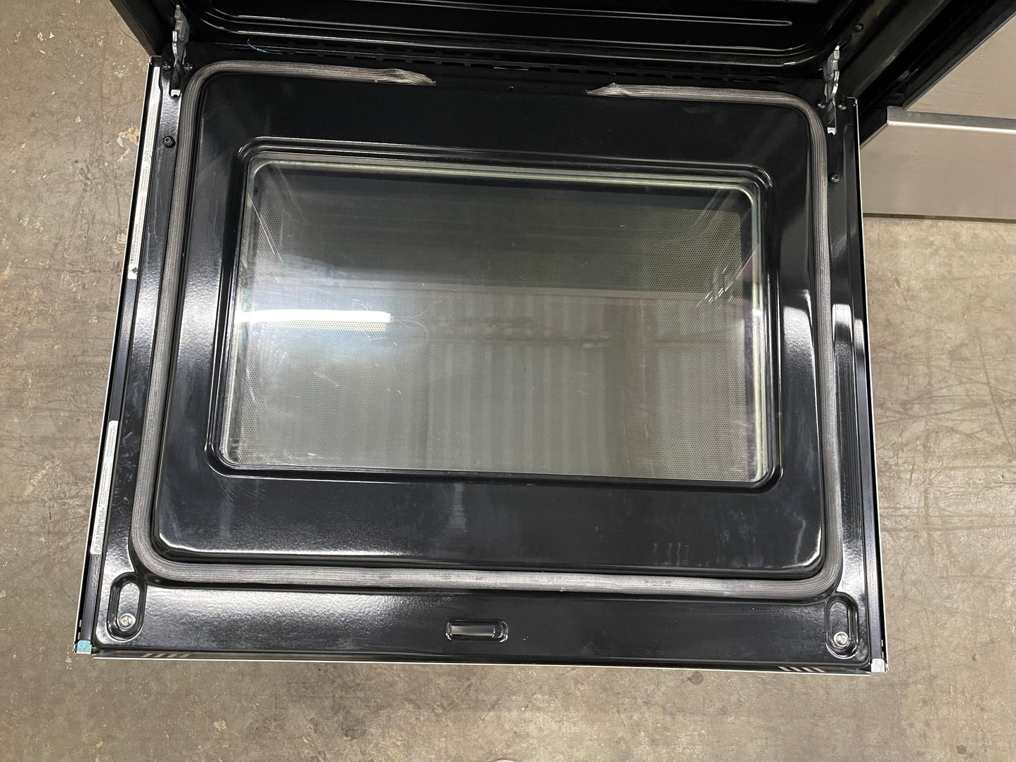 GE Profile PB930SLSS
30 Inch Smart Electric Range with 5.3 Cu. Ft. Oven, Five Heating Elements, Temperature Probe, True European Convection, WiFi, 3600W Power Boil, Chef Connect, and Self Clean